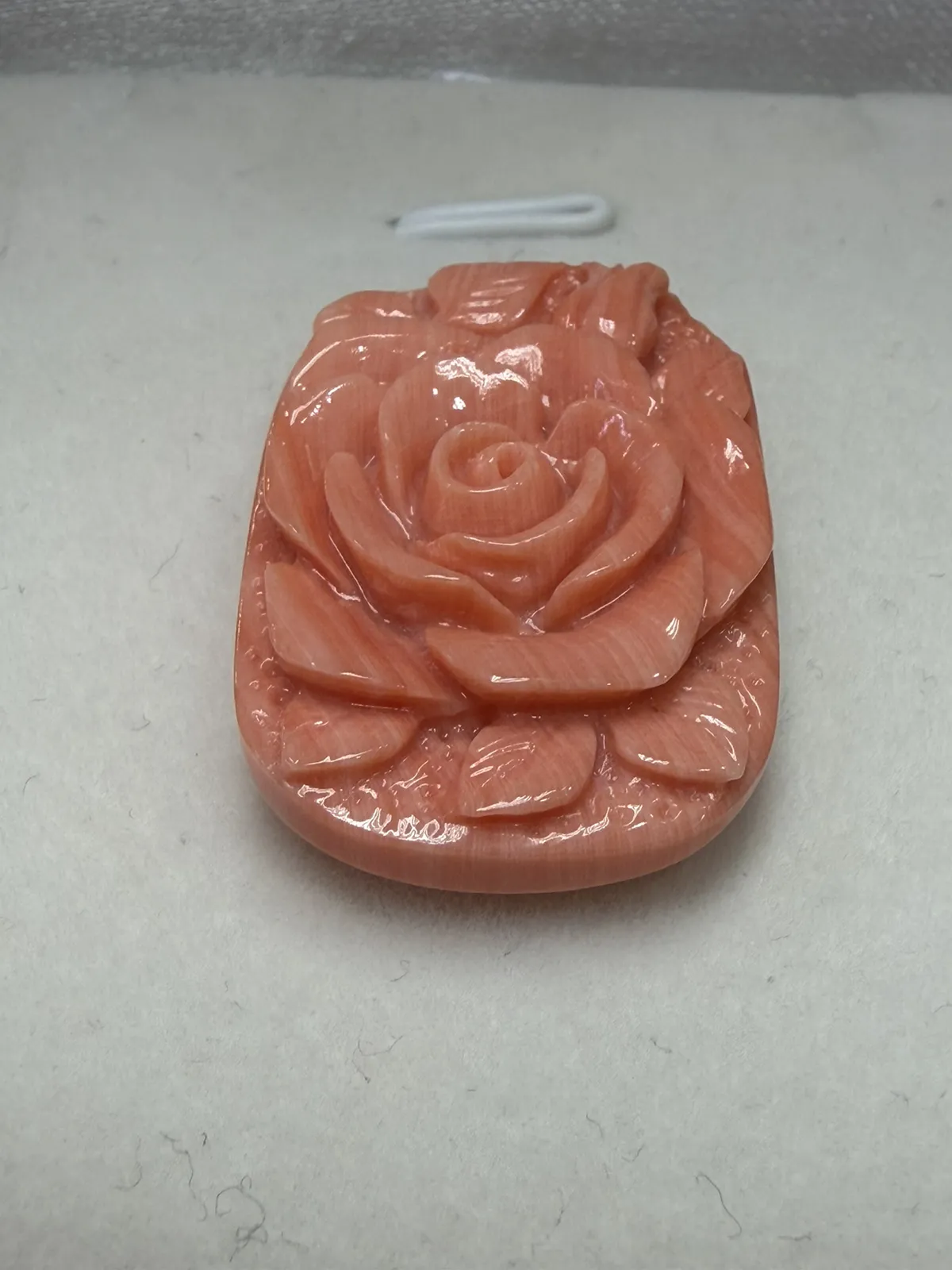 【天然莫莫粉珊瑚大花裸石】天然️添加️优化，台湾产地，莫莫材料，橙粉色，裸石整料雕刻花件漂亮！大花裸石直径30.2*20.4*8.2mm，重量为8克，可适合做镶嵌吊坠、胸针等！