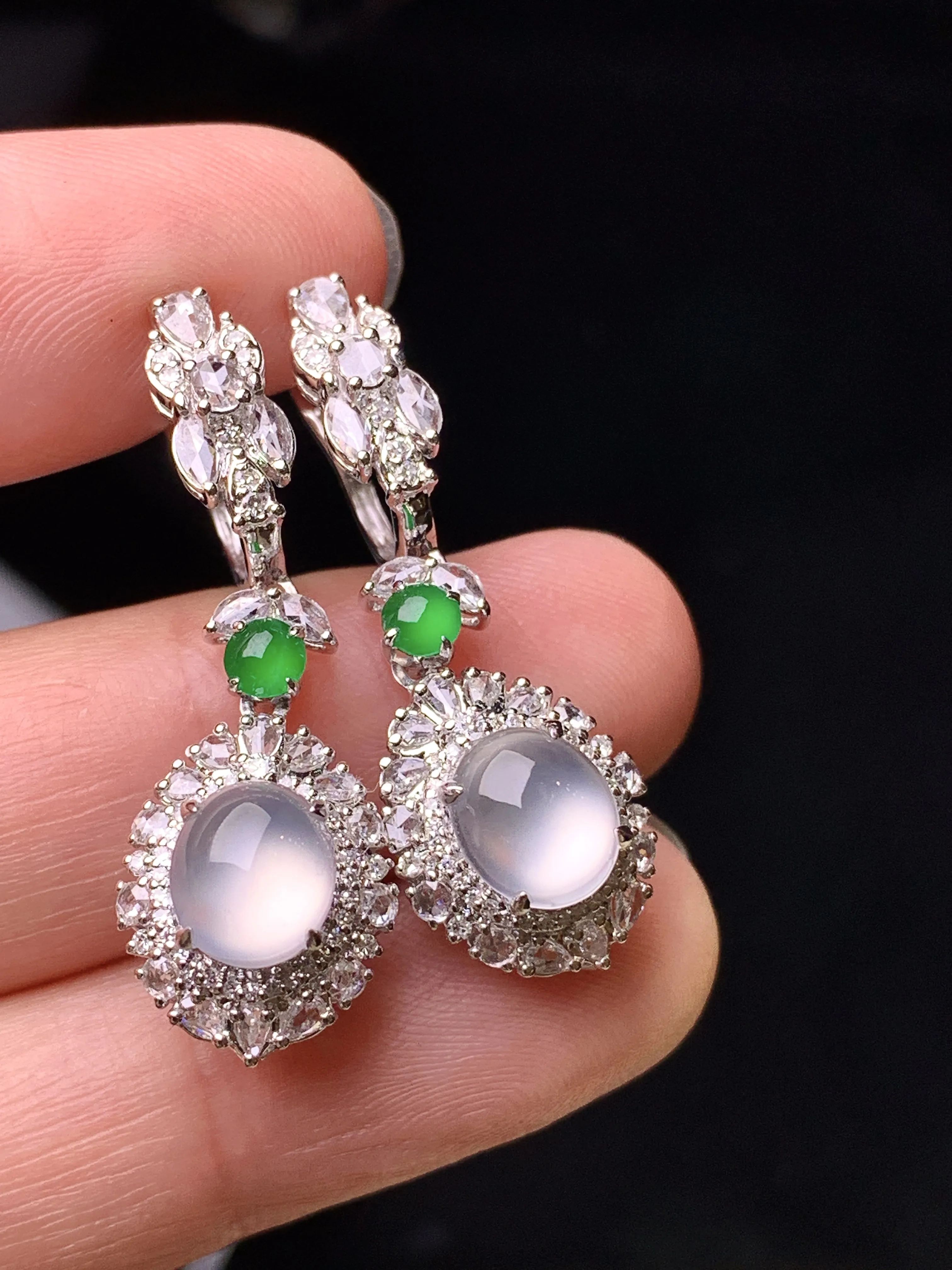 18k金钻镶嵌冰种蛋面耳坠 玉质细腻 水润亮眼 色泽艳丽 整体尺寸32*11.3*10