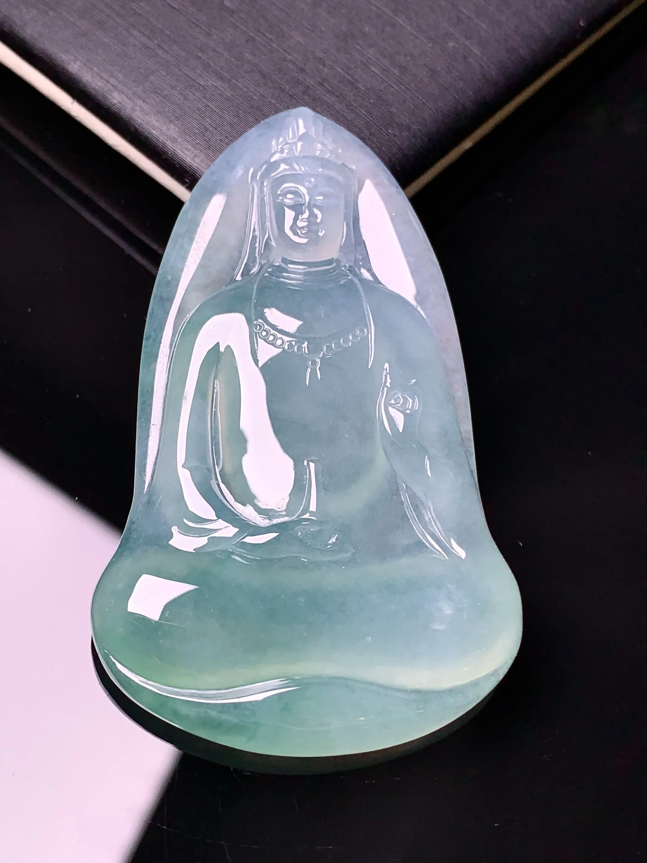 冰种飘绿观音吊坠 玉质细腻 水润亮眼 色泽艳丽 整体尺寸50.8*31.2*5.8