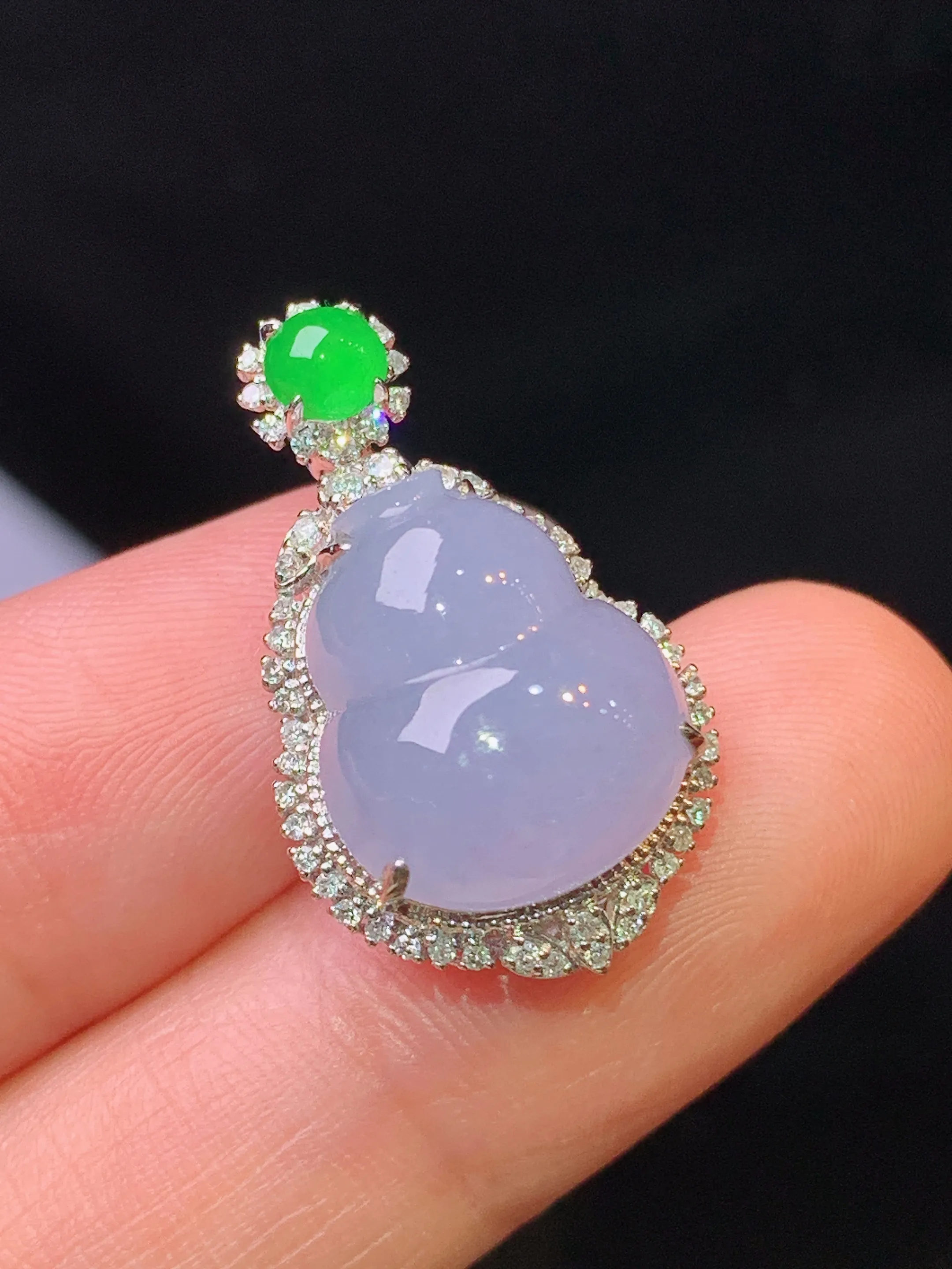 18k金钻镶嵌淡紫罗兰葫芦吊坠 玉质细腻 水润亮眼 色泽艳丽 整体尺寸24.8*14.7*10.6