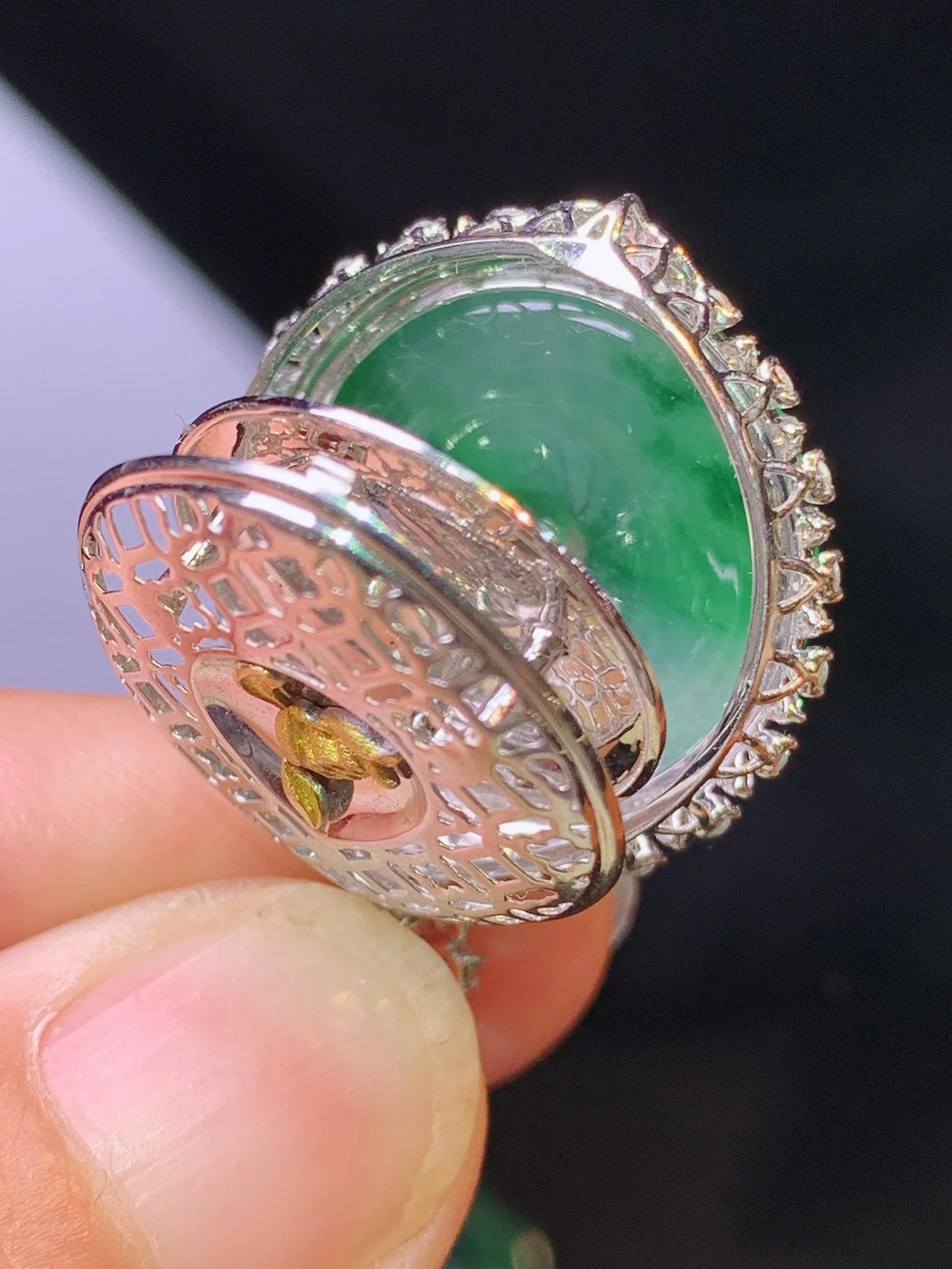 18k金钻镶嵌飘绿平安扣吊坠 玉质细腻 水润亮眼 色泽艳丽 整体尺寸30.6*22*9