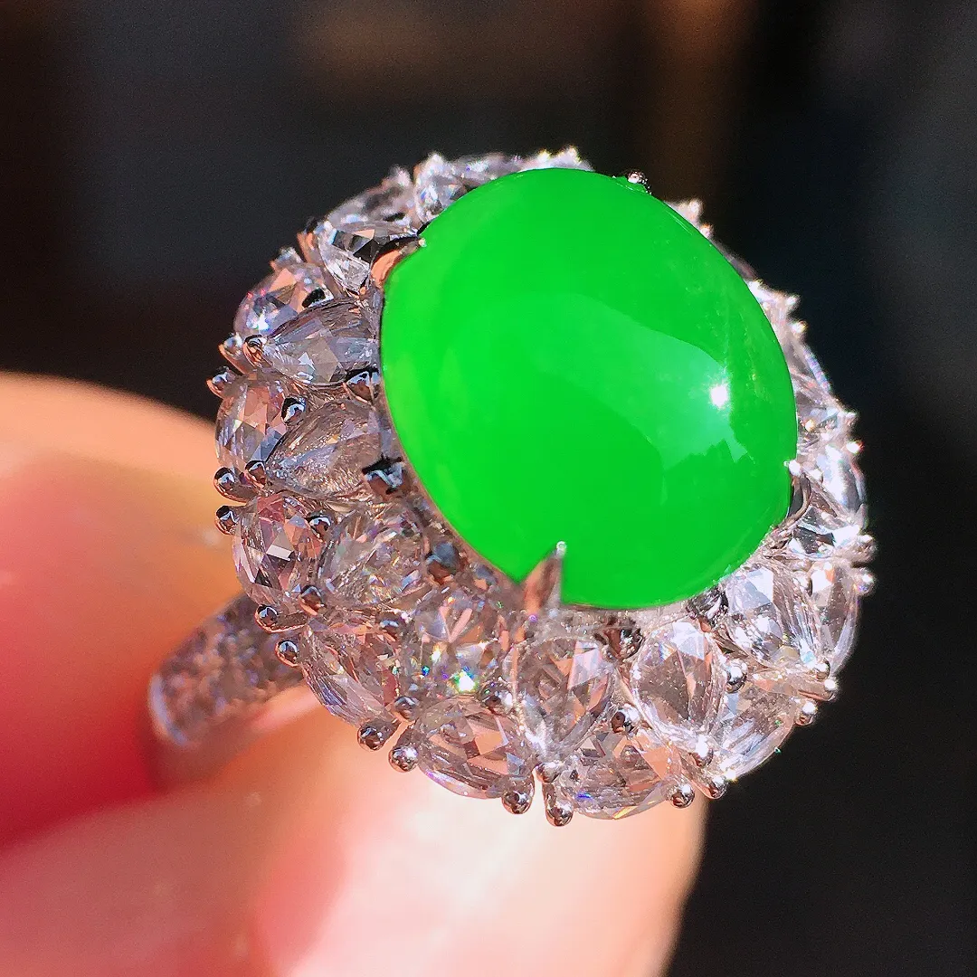 阳绿蛋面戒指，色泽均匀艳丽，玉质细腻，荧光感超
强，饱满圆润，尽显优雅气质，18k
金豪华镶嵌