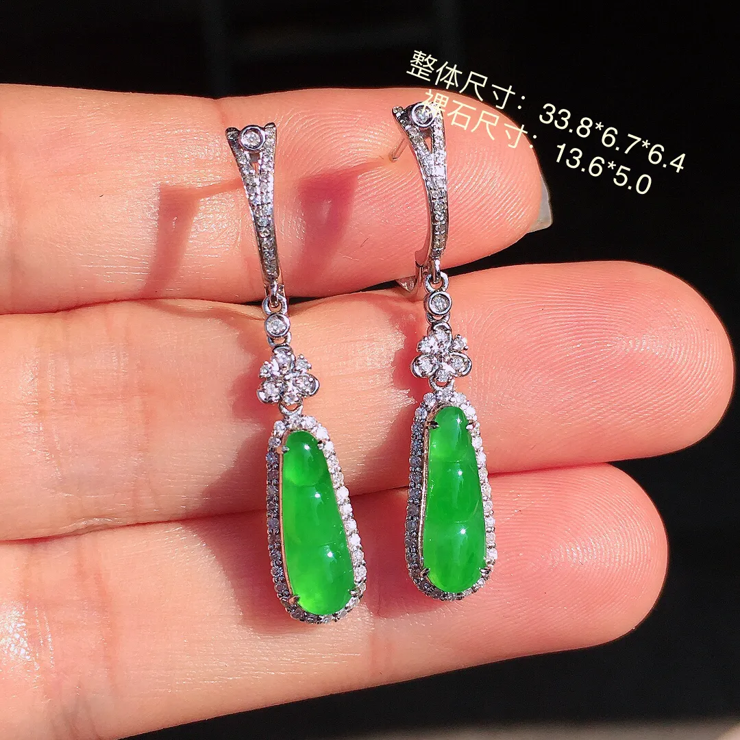 阳绿福豆耳坠，色泽均匀艳丽，玉质细腻，荧光感超
强，饱满圆润，尽显优雅气质，18k
金豪华镶嵌