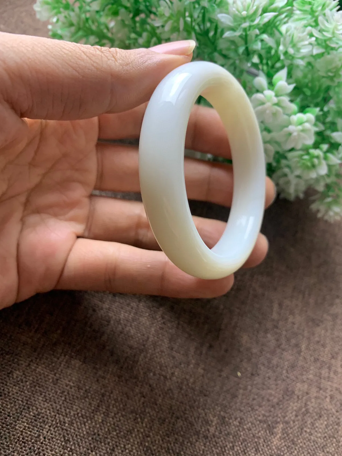 和田玉54.5圈口白玉手镯，品质好，玉质细腻油润，底色纯净 ，高脂粉