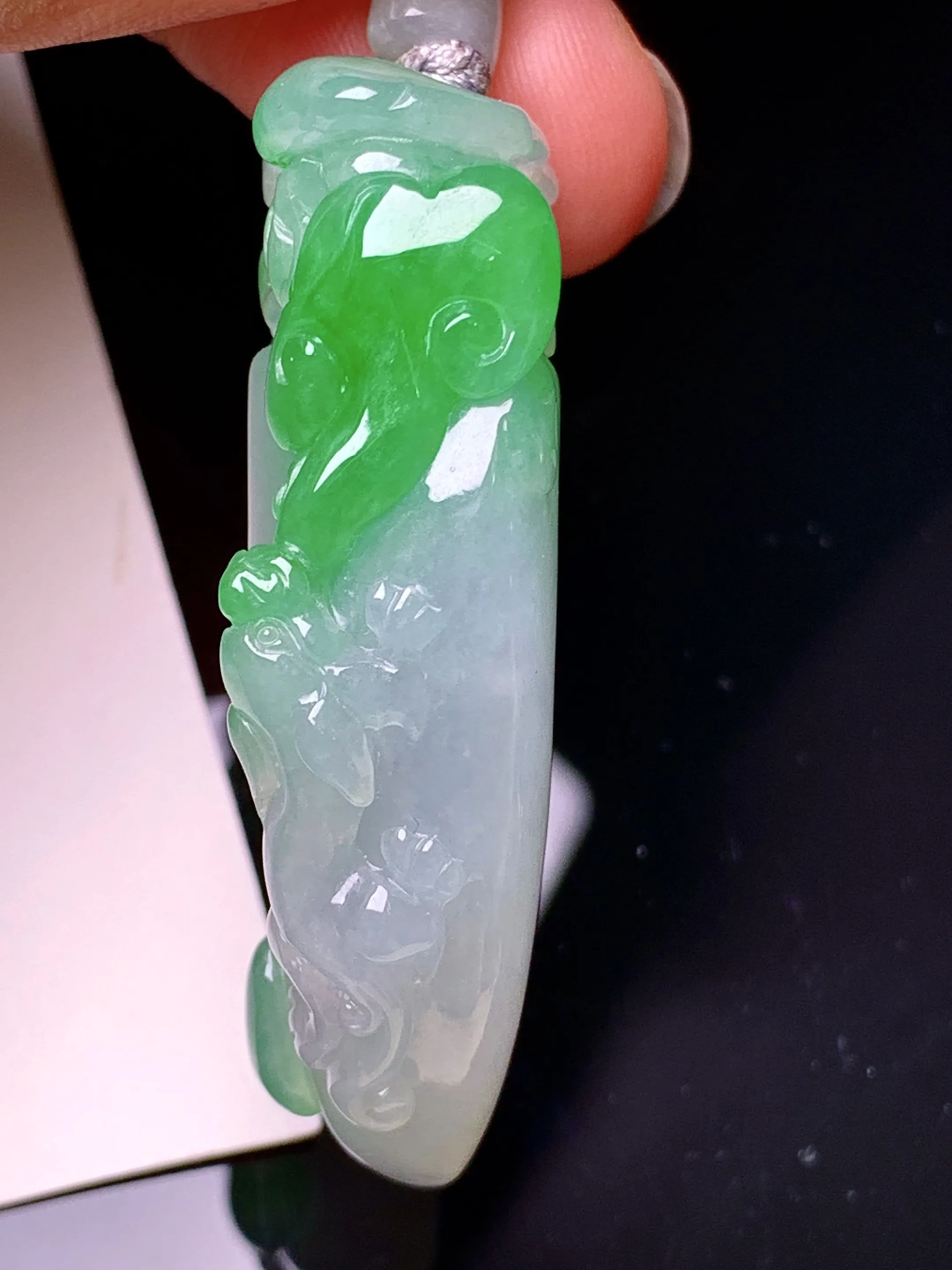 飘绿貔貅月牙吊坠 玉质细腻 水润亮眼 色泽艳丽 整体尺寸47.8*23.3*12.3