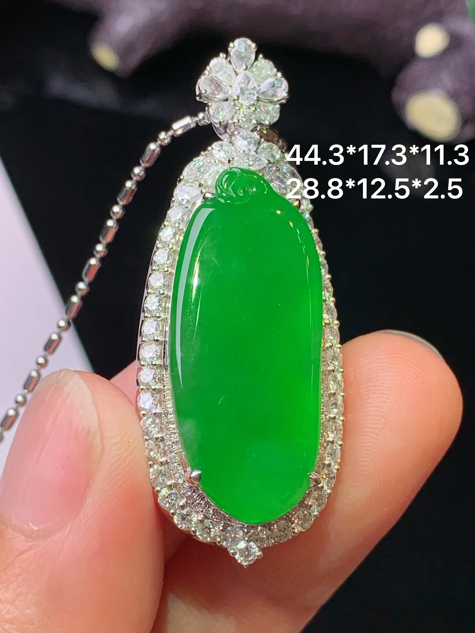 18k金钻镶嵌满绿福瓜吊坠 玉质细腻 水润亮眼 色泽艳丽 整体尺寸44.3*17.3*11.3