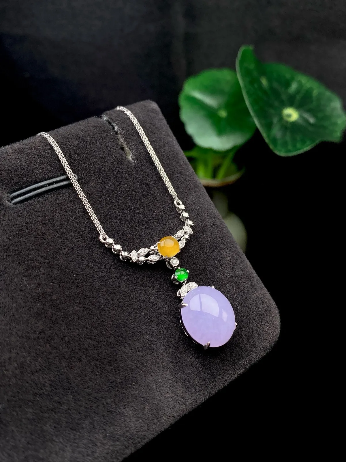 【冰种紫蛋面吊坠】质地细腻，饱满度很好，晶莹剔透，18k金钻镶嵌，裸石尺寸12*10.6*4.8毫米