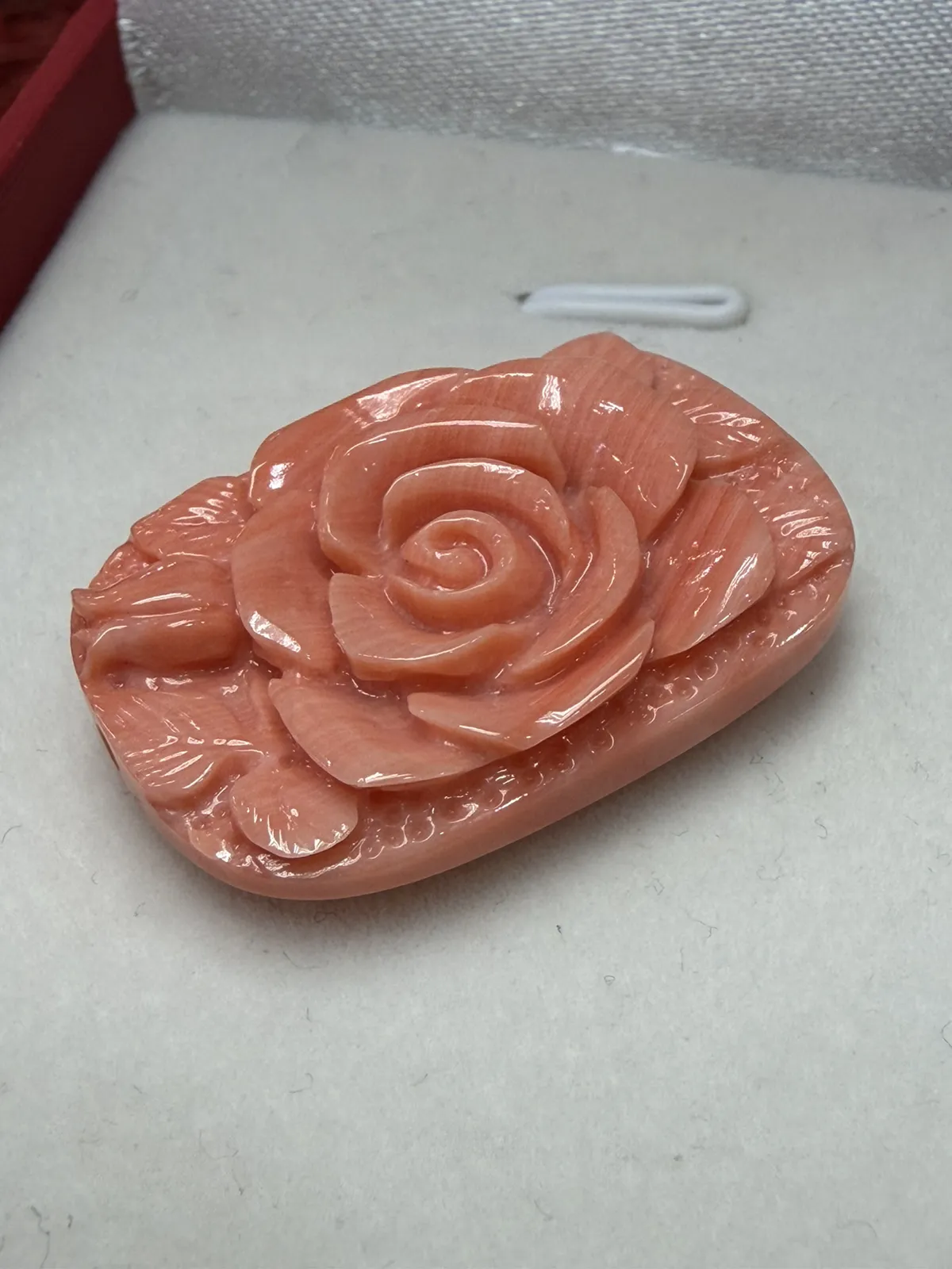 【天然莫莫粉珊瑚大花裸石】天然️添加️优化，台湾产地，莫莫材料，橙粉色，裸石整料雕刻花件漂亮！大花裸石直径30.2*20.4*8.2mm，重量为8克，可适合做镶嵌吊坠、胸针等！