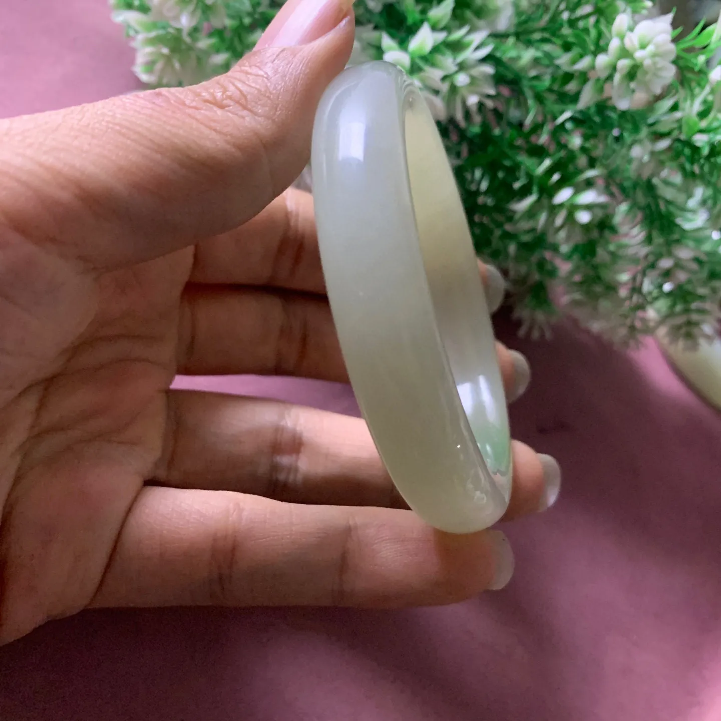 55圈口和田玉翠青手镯【挽间柔情】，镯型古朴典雅。在诗情画意的雨巷相遇，你是我腕间的一抹风情，有你眸有深情.清风荡漾湖间静水，我愿俯身低眉，在烟波涟漪处寻你