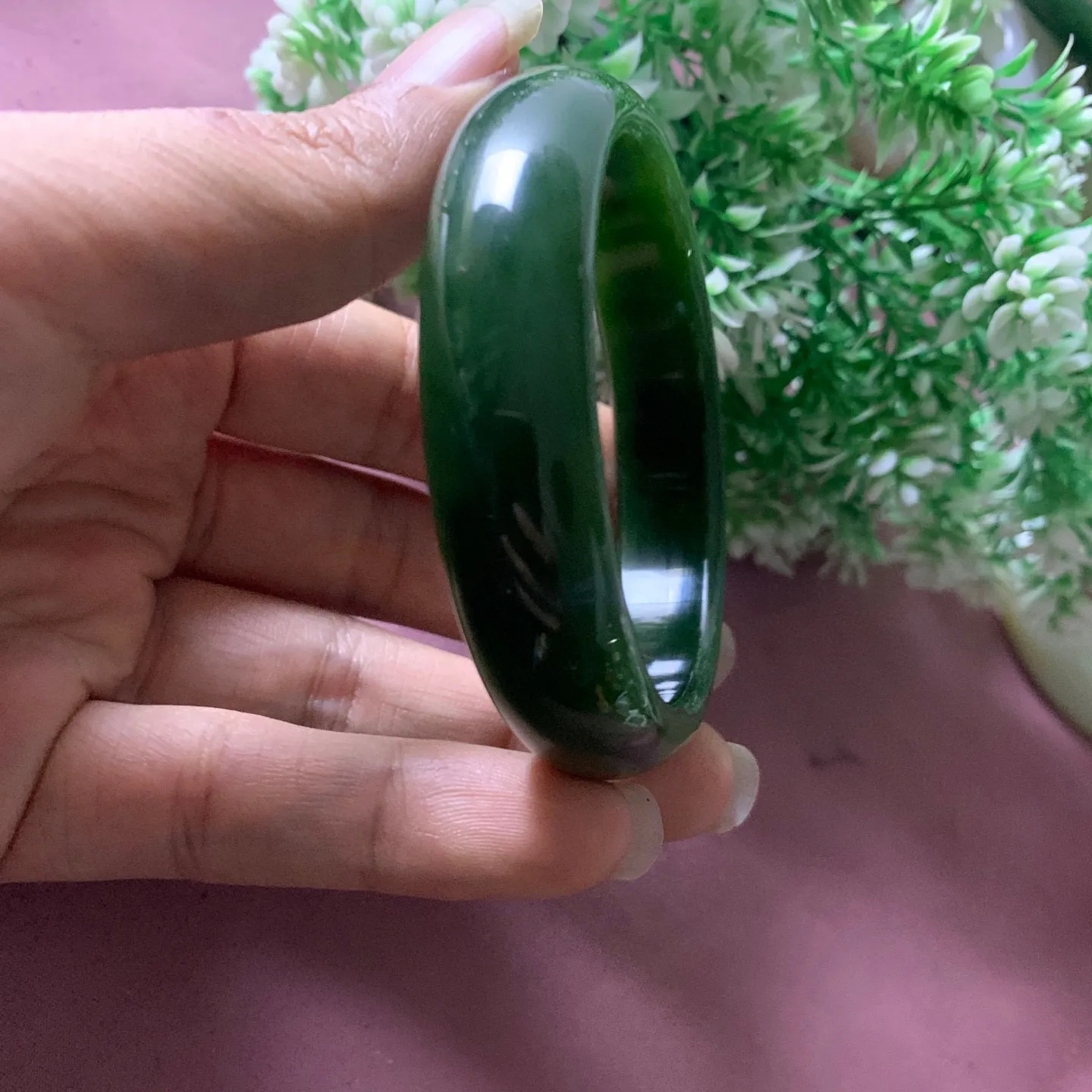 56.5圈口和田玉碧玉菠菜绿宽版手镯【挽间柔情】，镯型古朴典雅。在诗情画意的雨巷相遇，你是我腕间的一抹风情，有你眸有深情.清风荡漾湖间静水，我愿俯身低眉，在烟波涟漪处寻你