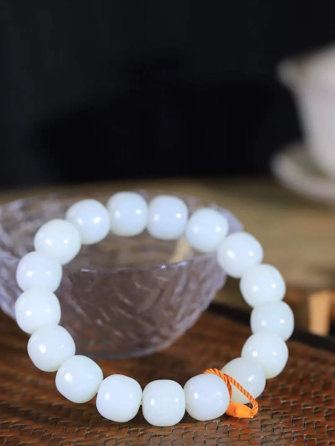 （老型珠.手串）

新疆和田白玉老型珠手串，也可做手持，玉质细腻油润 饱满光滑 质朴无华，悠远简单