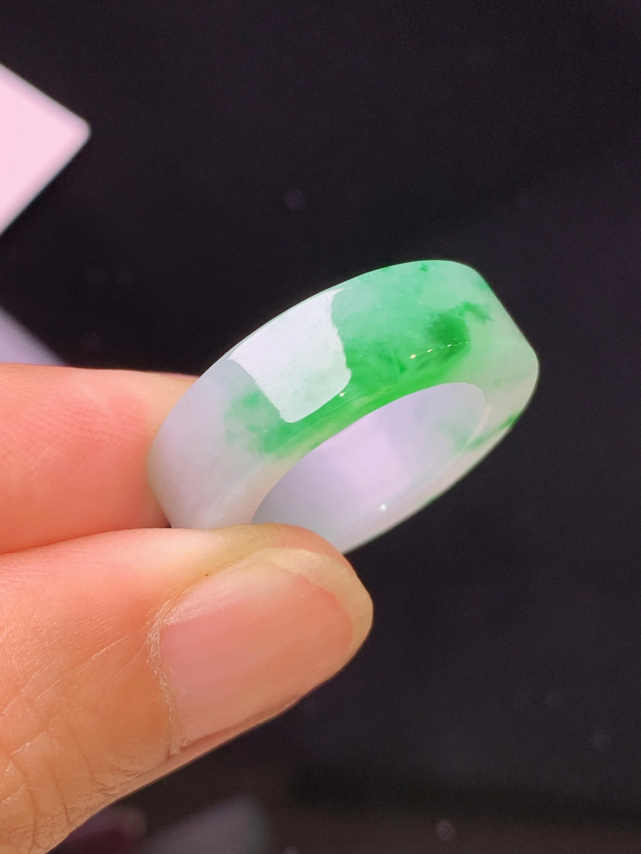 飘绿指环 玉质细腻 水润亮眼 色泽艳丽 圈口9.5整体尺寸23*6.2*3.8