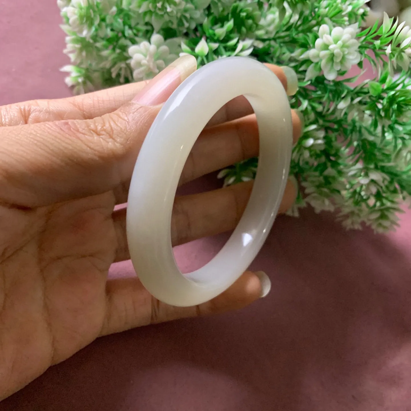 冰白色，59圈口和田玉荔枝冻白手镯【挽间柔情】，镯型古朴典雅。在诗情画意的雨巷相遇，你是我腕间的一抹风情，有你眸有深情.清风荡漾湖间静水，我愿俯身低眉，在烟波涟漪处寻你