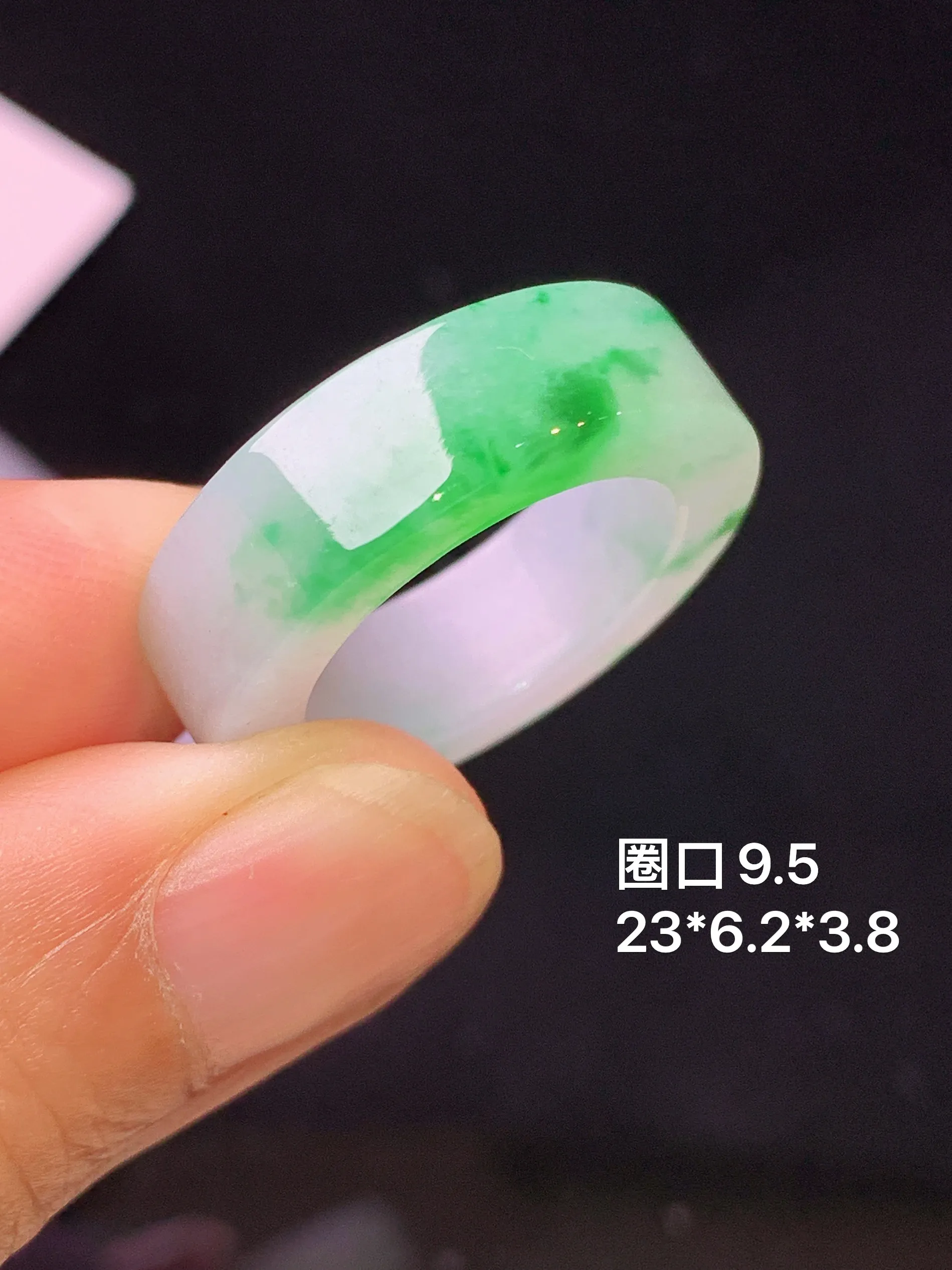 飘绿指环 玉质细腻 水润亮眼 色泽艳丽 圈口9.5整体尺寸23*6.2*3.8