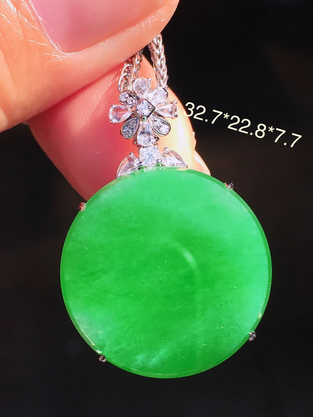 阳绿平安扣吊坠，色泽均匀艳丽，玉质细腻，荧光感超
强，饱满圆润，尽显优雅气质，18k
金豪华镶嵌