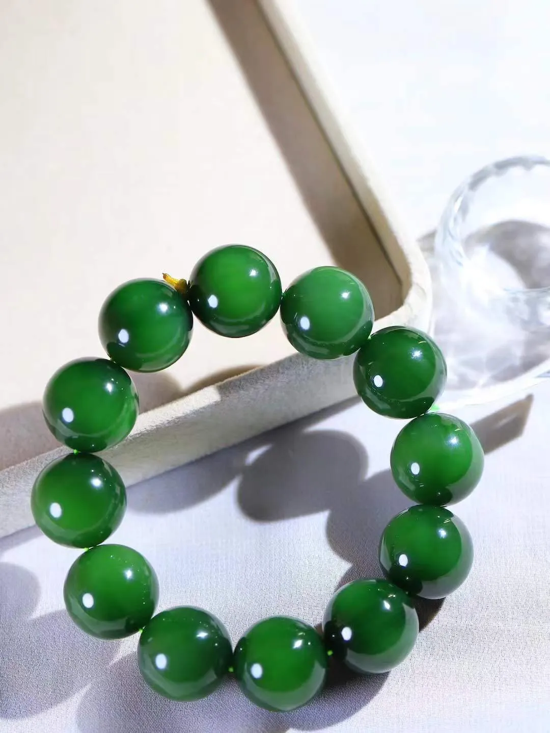 【珠圆玉润.手串】

收藏级臻品️和田玉碧玉珠圆玉润手串 玉质温润细腻  整串打磨圆润，佩戴舒适。珠珠落玉盘，间关莺语花底滑，一生美好时光，无论身在何处，都有它相伴相守。事事顺遂，幸福美满，吉祥如意。重129.2克 尺寸取一18.9mm  FD L-79120868
