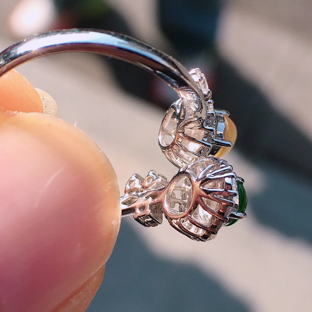 （黄+绿）二合一戒指，色泽均匀艳丽，玉质细腻，荧光感超
强，饱满圆润，尽显优雅气质，18k
金豪华镶嵌