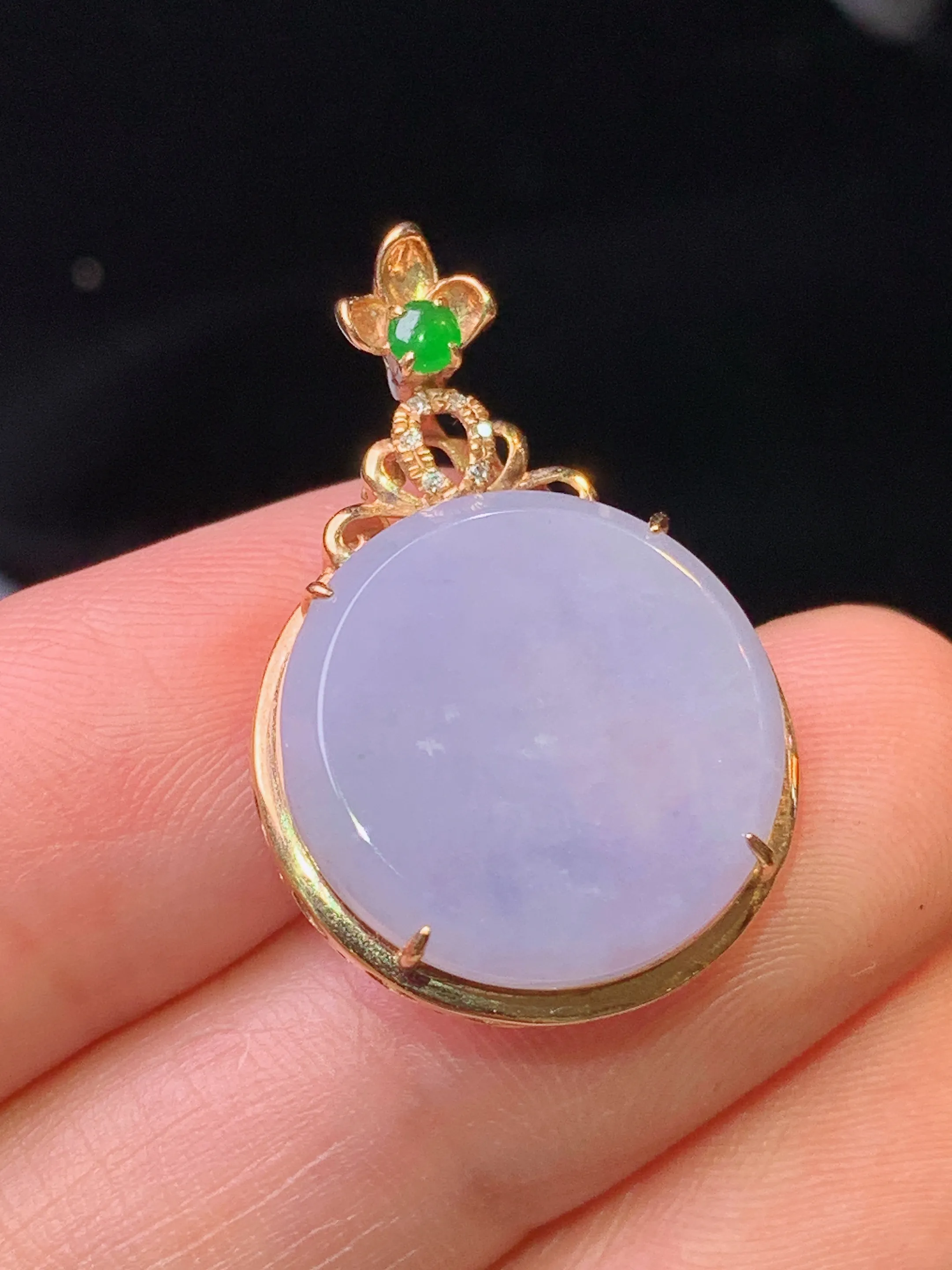 18k金钻镶嵌紫罗兰圆牌吊坠 玉质细腻 水润亮眼 色泽艳丽 整体尺寸27*17.8*6