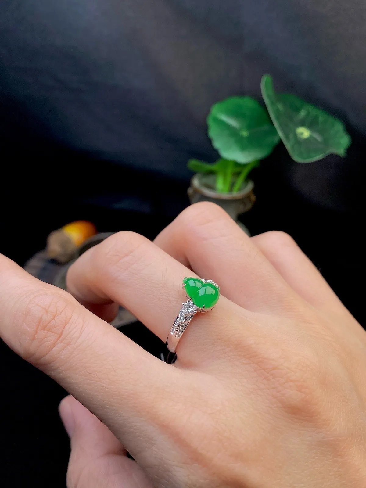 【冰种满绿葫芦戒指】质地细腻，冰润起光，胶感强烈，冰感明显，18K金钻精美镶嵌，裸石尺寸8.6*6.7*3.7毫米