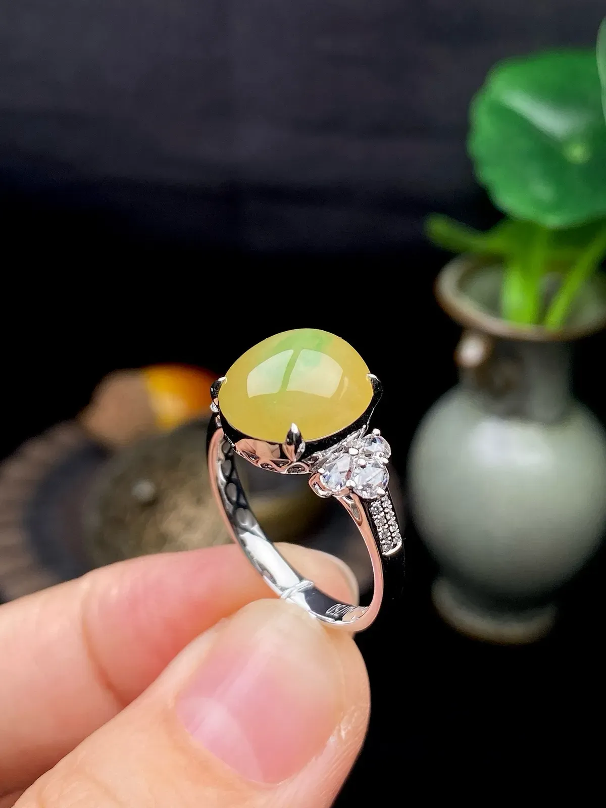 【冰种黄加绿蛋面戒指】种水色俱全，冰透闪亮，通透感饱满度很好，18k金钻镶嵌，裸石尺寸11.5*10.3*4.8毫米，圈口可改