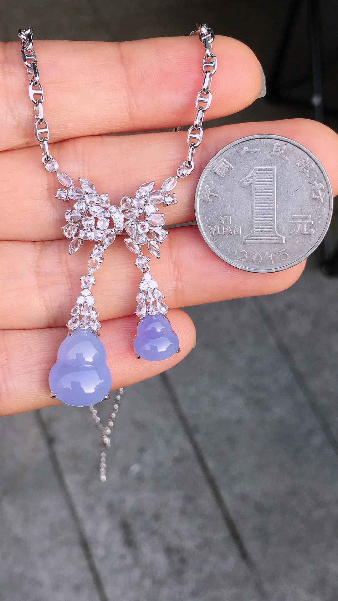 紫罗兰葫芦项链，色泽均匀艳丽，玉质细腻，荧光感超
强，饱满圆润，尽显优雅气质，18k
金豪华镶嵌