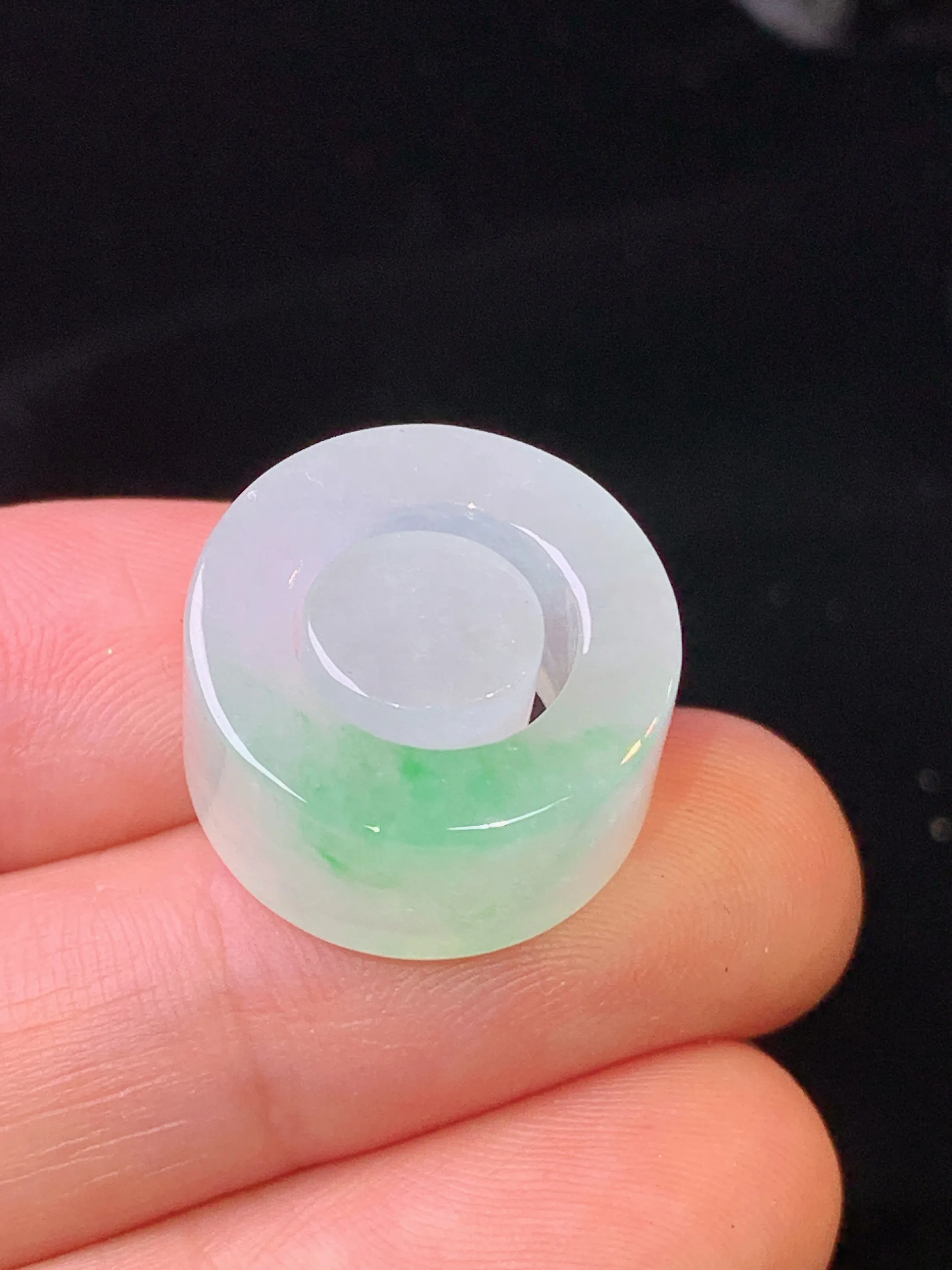 飘绿子母环吊坠 玉质细腻 水润亮眼 色泽艳丽 整体尺寸17.6*17.6*9