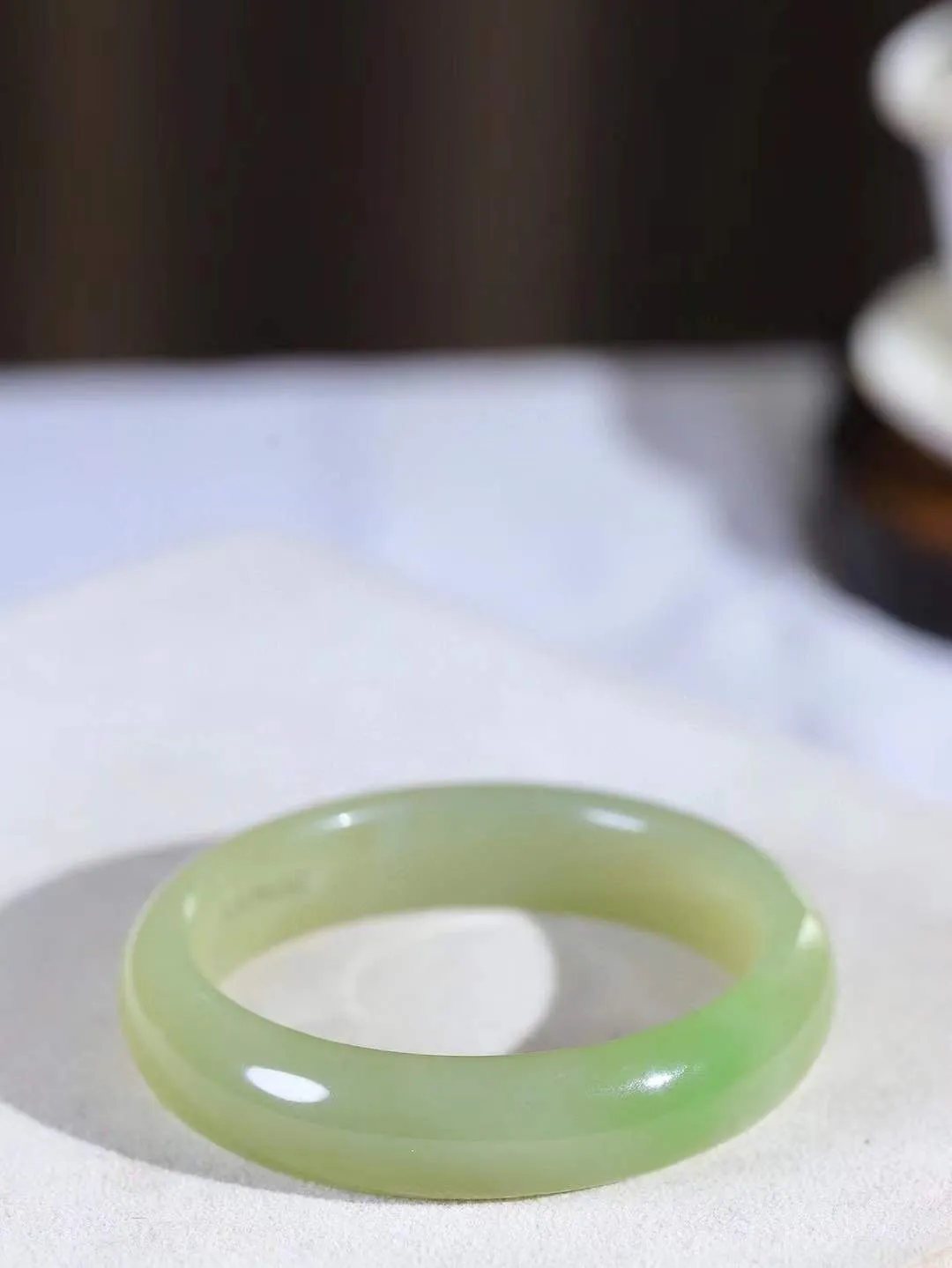 【翠色怡人.手镯】

精品和田玉翠青手镯，精品超级美镯，玉质细腻饱满，️温润脂香，仙雾缥缈，怡静