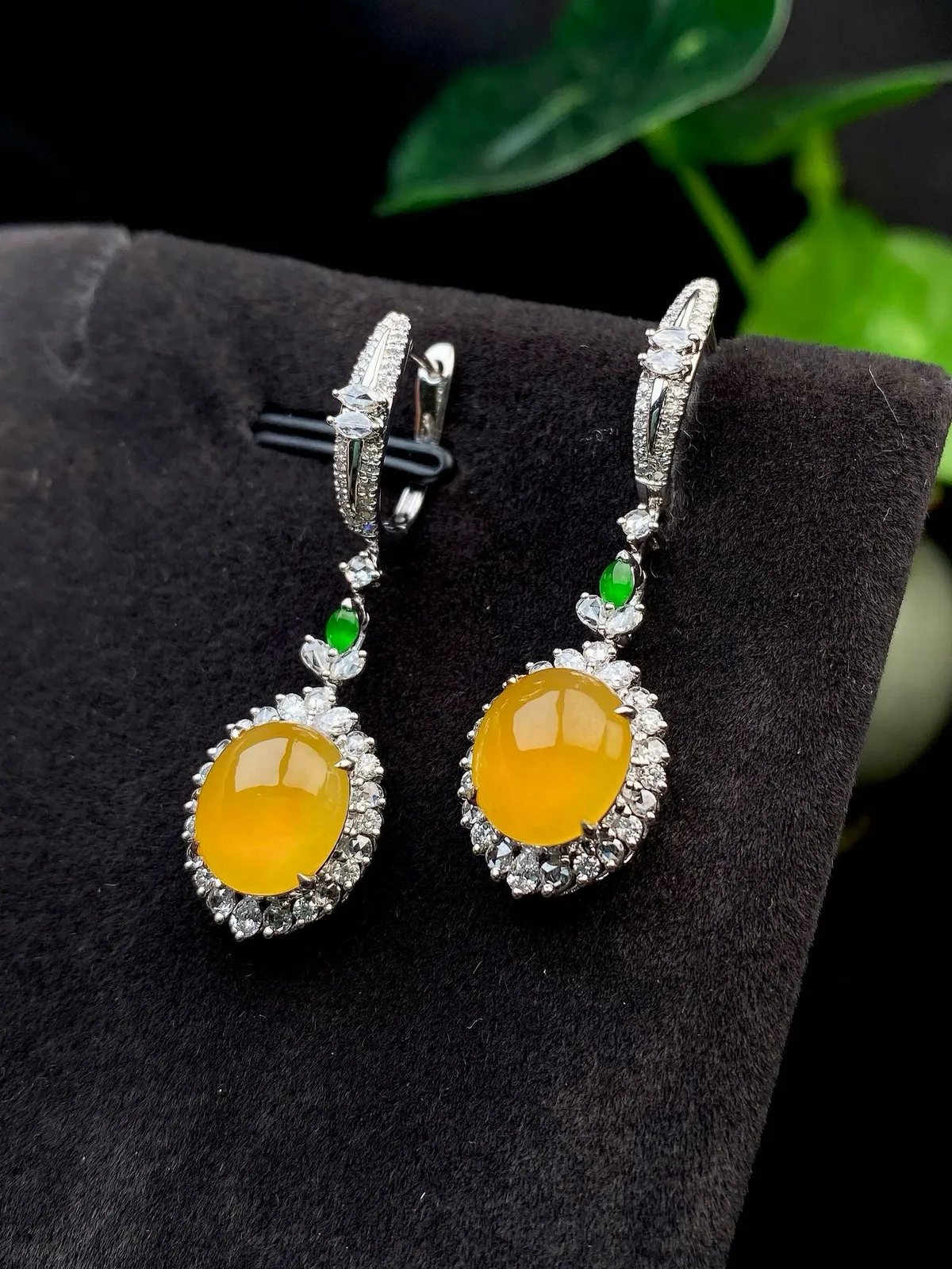 【冰种黄翡蛋面耳坠】质地细腻，种水上乘，纯净通透，收藏品质，18k金钻豪华镶嵌，裸石尺寸9.7*8.2*3.6毫米