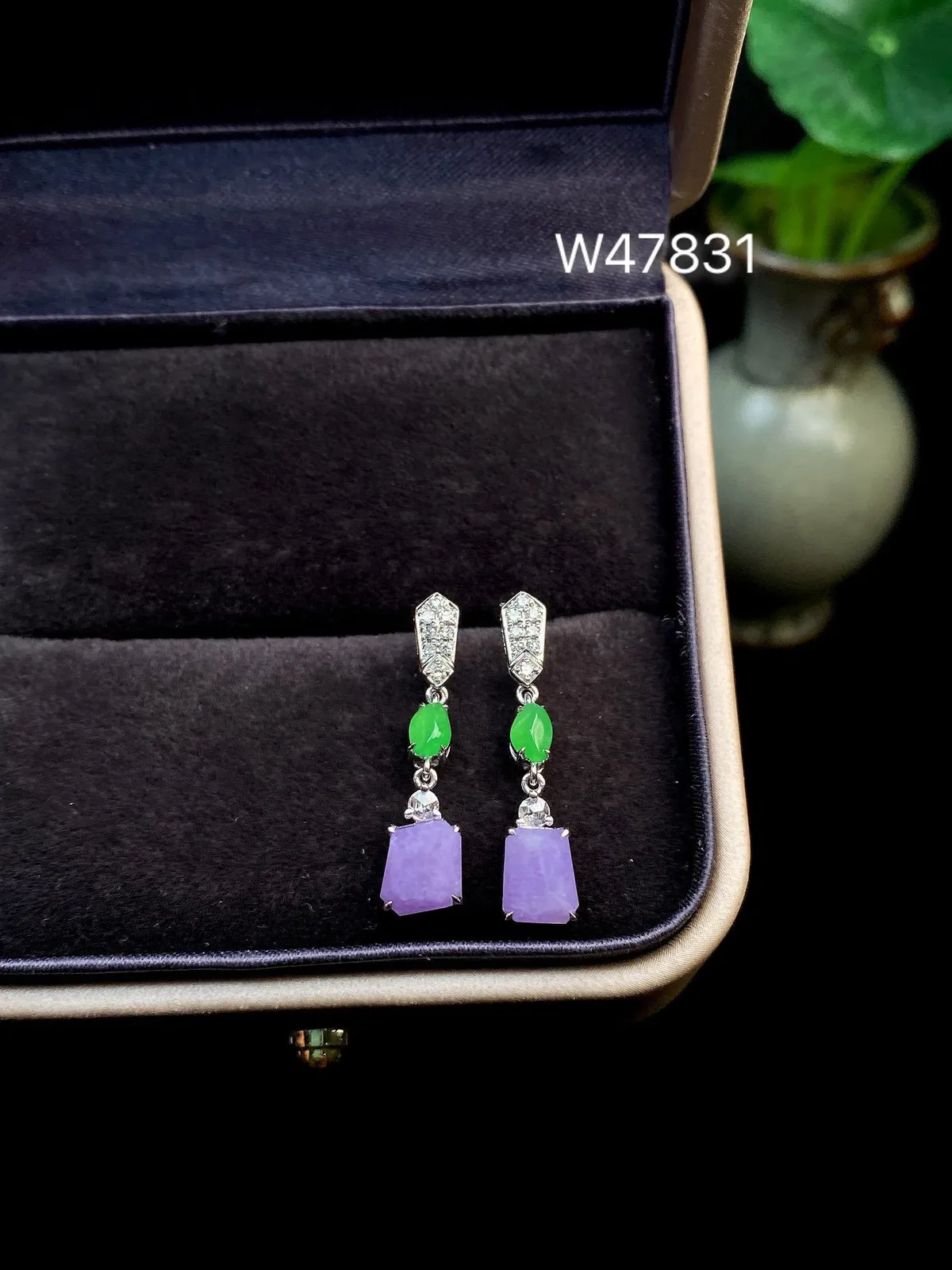 【冰种紫珠耳坠】质地细腻，色泽鲜亮，光泽度不错，18k金钻镶嵌，裸石尺寸6.2*5.2*2.8毫米