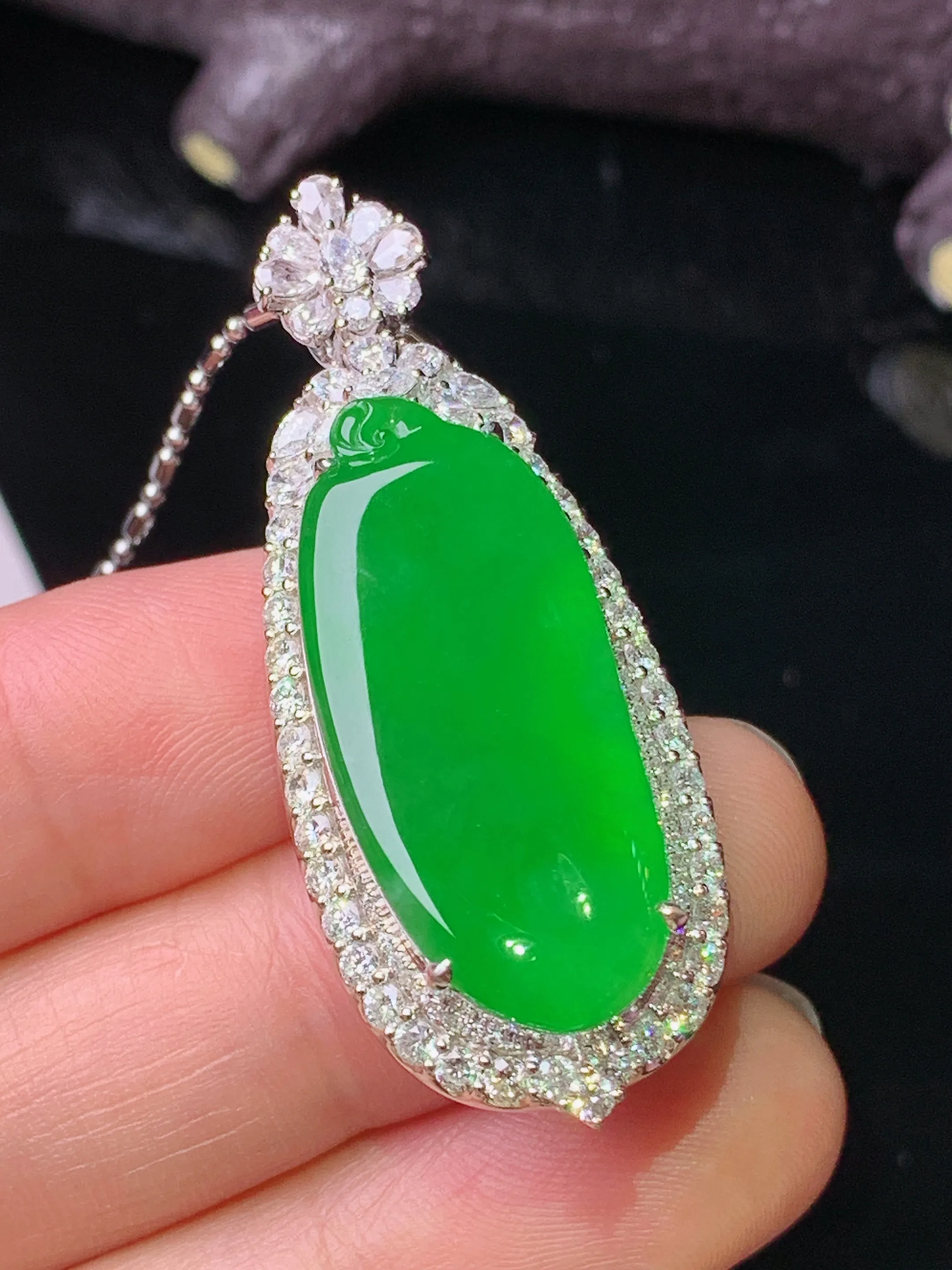 18k金钻镶嵌满绿福瓜吊坠 玉质细腻 水润亮眼 色泽艳丽 整体尺寸44.3*17.3*11.3