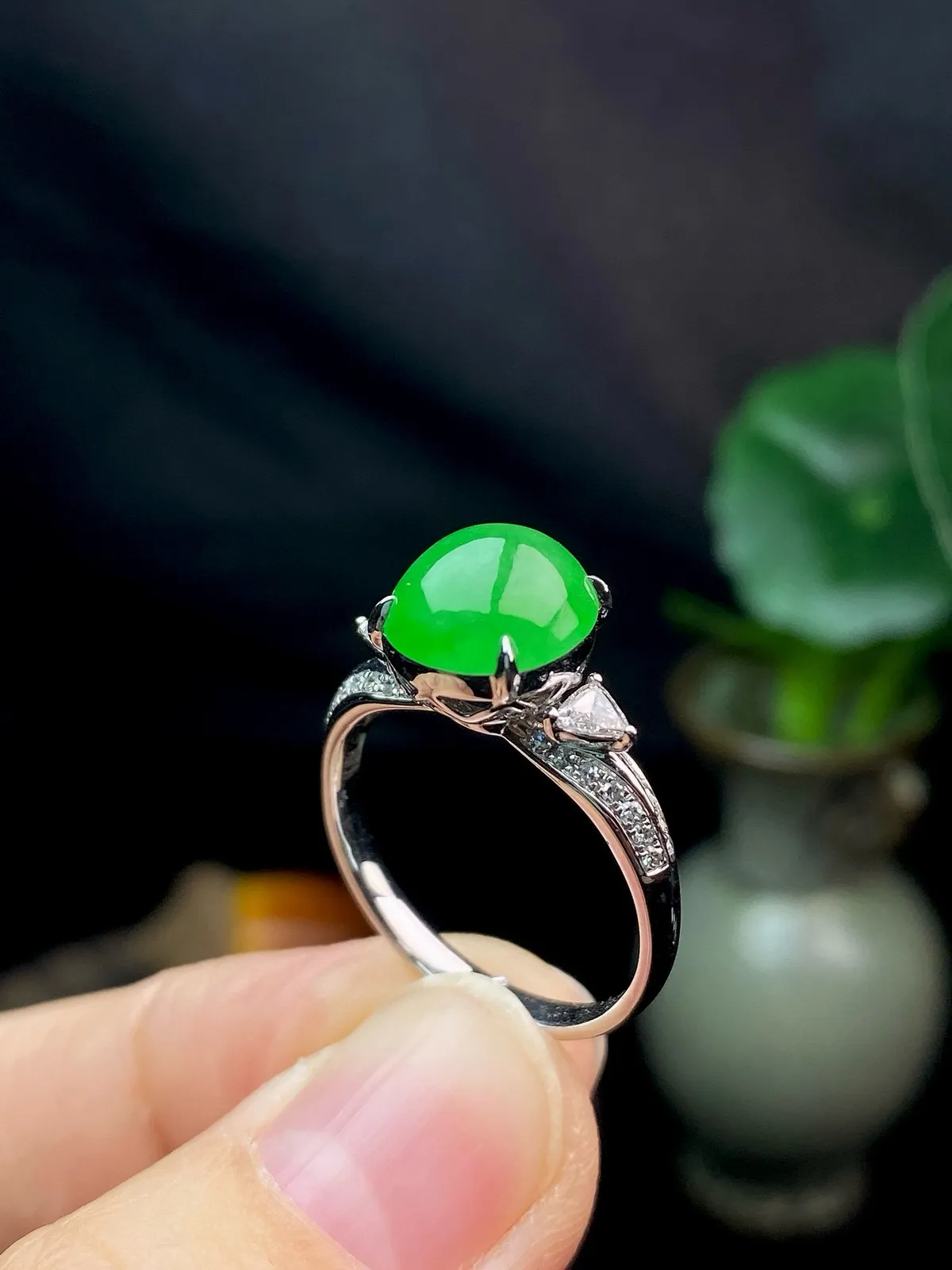 【冰种满绿蛋面戒指】种水色俱全，冰透闪亮，通透感饱满度很好，18k金钻镶嵌，裸石尺寸9.5*8.6*4.3毫米，圈口可改