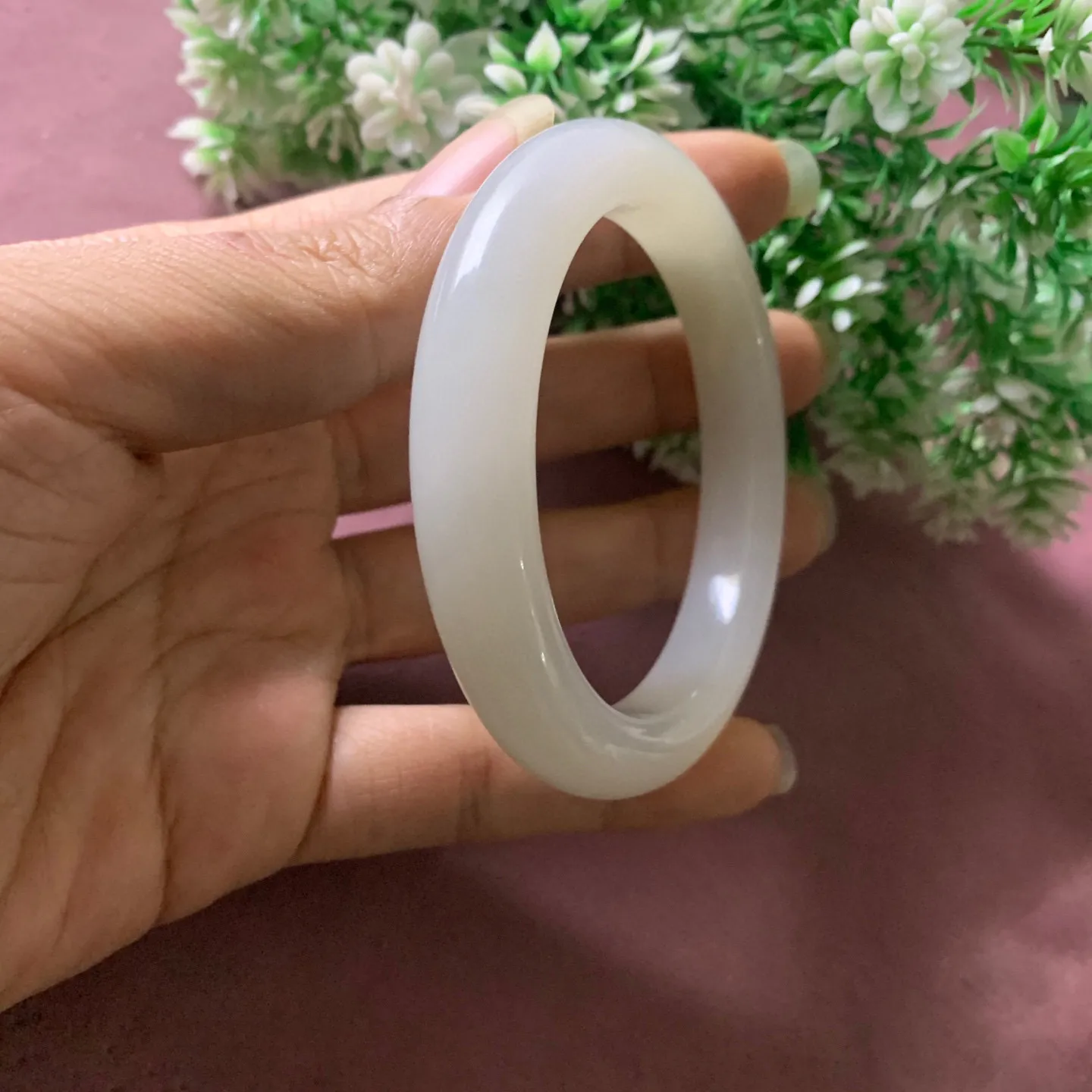 冰白色，59圈口和田玉荔枝冻白手镯【挽间柔情】，镯型古朴典雅。在诗情画意的雨巷相遇，你是我腕间的一抹