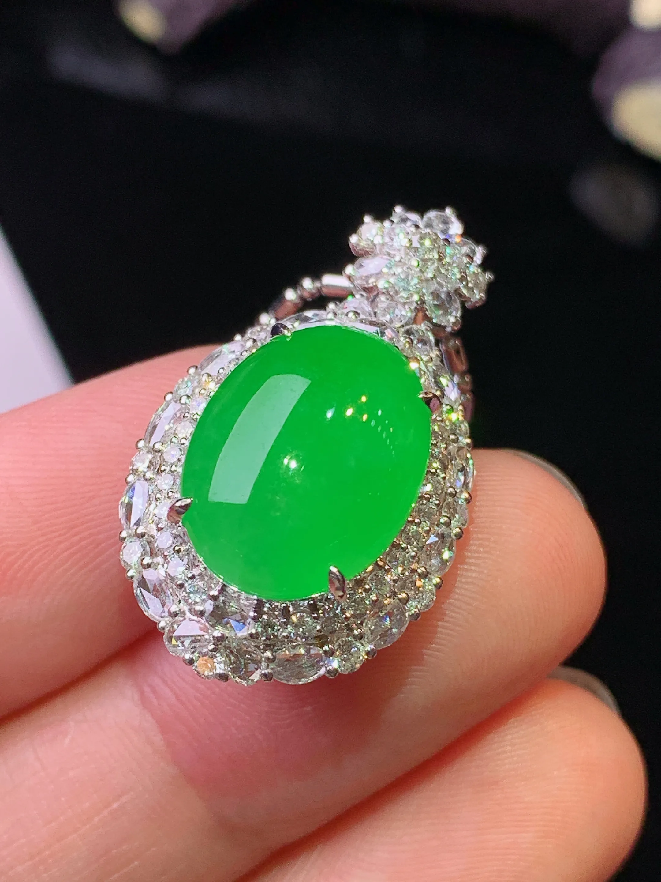 18k金钻镶嵌满绿蛋面吊坠 玉质细腻 水润亮眼 色泽艳丽 整体尺寸29.2*16.5*13