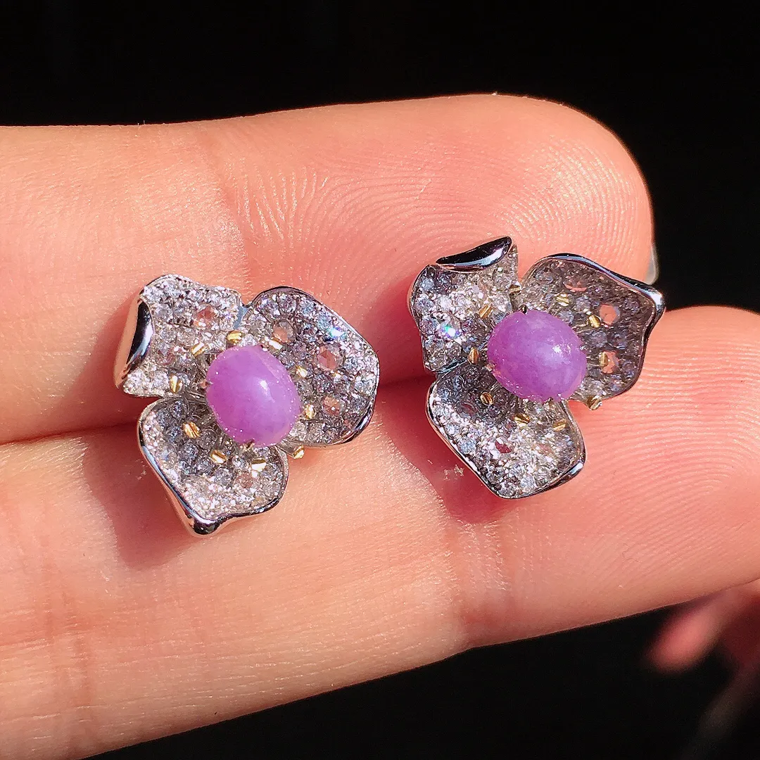 紫罗兰蛋面耳钉，色泽均匀艳丽，玉质细腻，荧光感超
强，饱满圆润，尽显优雅气质，18k
金豪华镶嵌