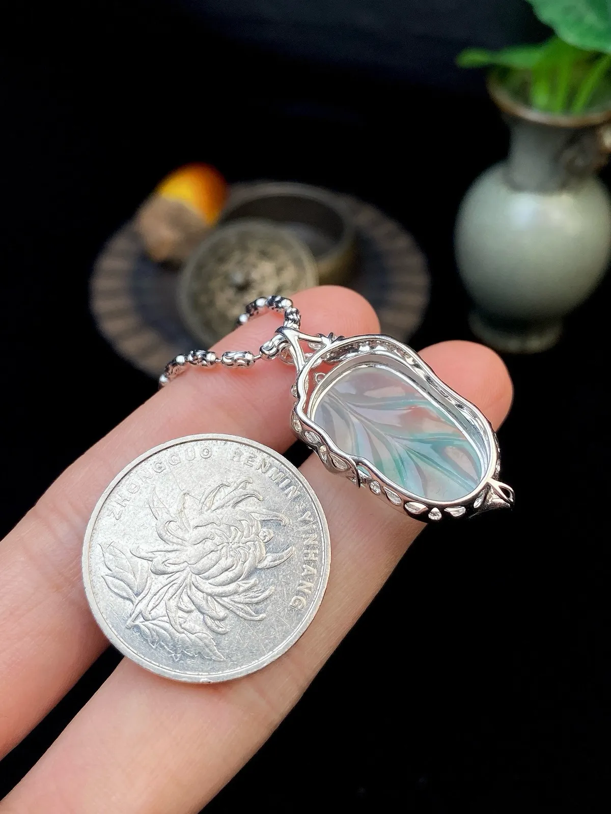 【冰种飘花叶子】金枝玉叶，质地细腻，冰润透亮，光泽出众，18k金钻镶嵌，裸石尺寸21*13.5*3.5毫米