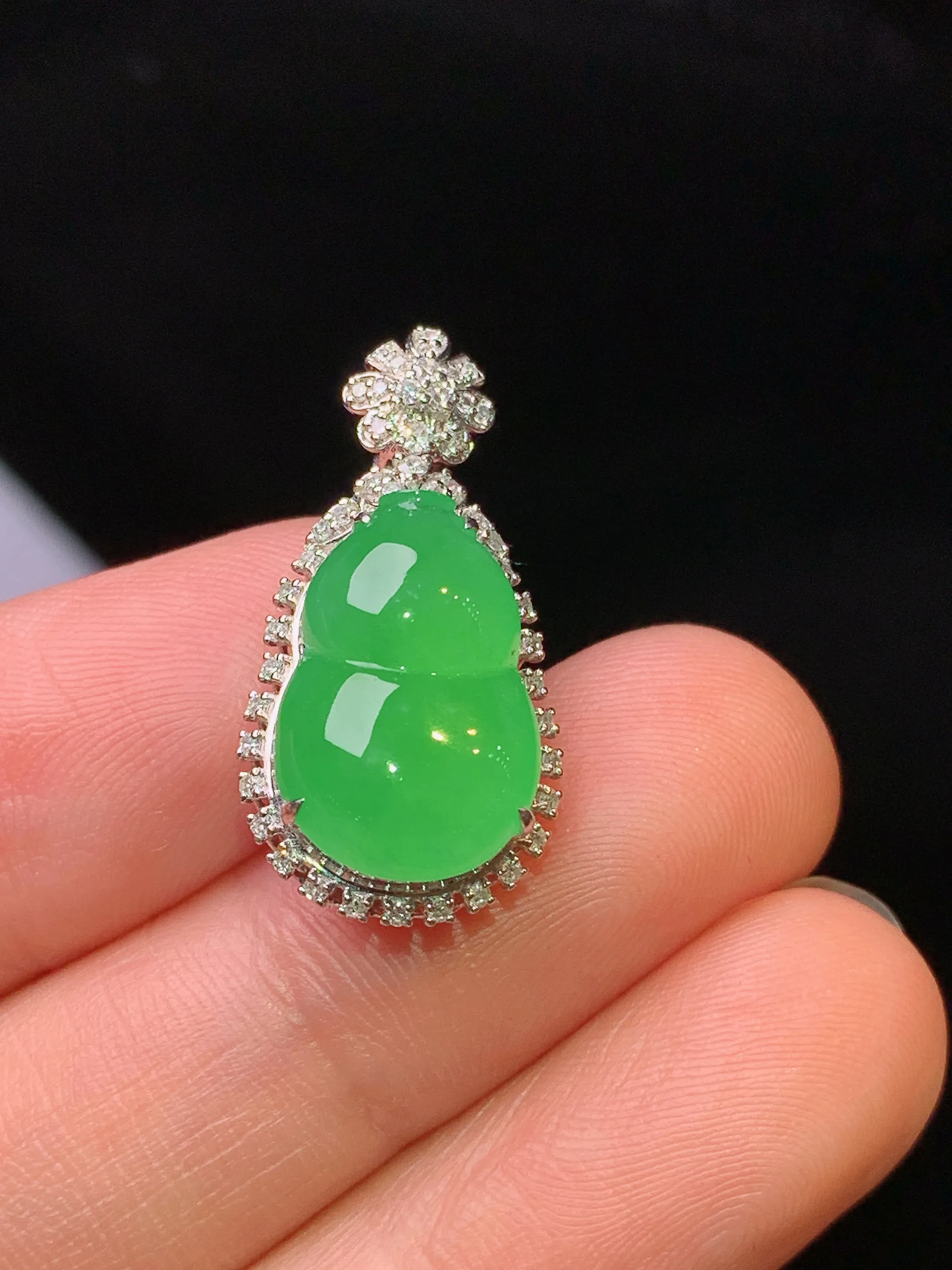 18k金钻镶嵌满绿葫芦吊坠 玉质细腻 水润亮眼 色泽艳丽 整体尺寸24.5*12.5*8.5