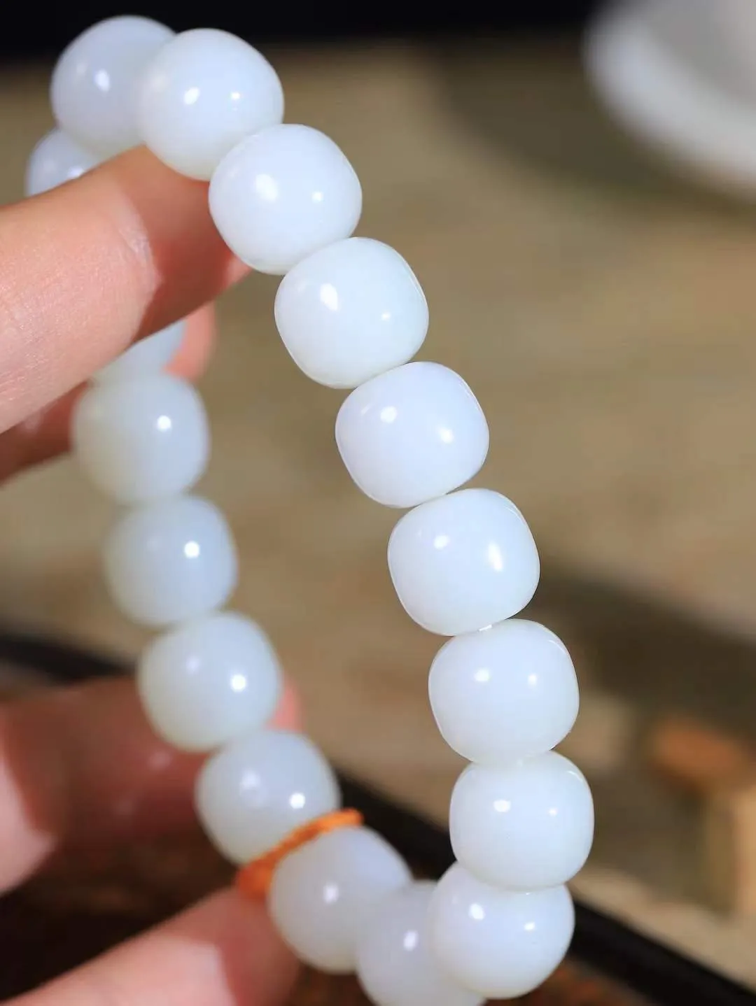 （老型珠.手串）

新疆和田白玉老型珠手串，也可做手持，玉质细腻油润 饱满光滑 质朴无华，悠远简单，人心境界远，百世修炼深，心灵常驻善意持，觉悟人生百世修。重58克    尺寸取一11.8-12.8mm    54120801L