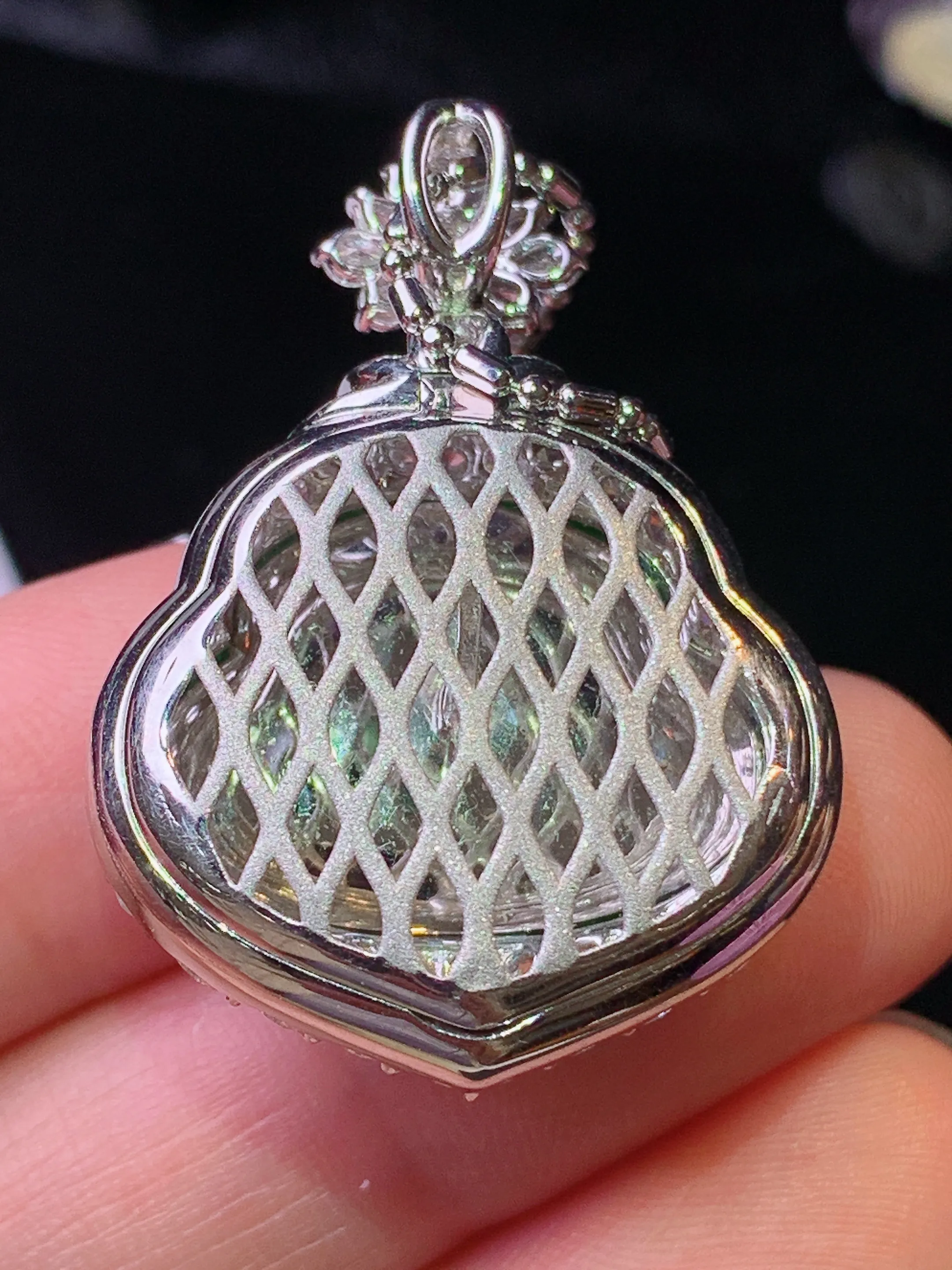 18k金钻镶嵌满绿葫芦吊坠 玉质细腻 水润亮眼 色泽艳丽 整体尺寸34.8*25*13