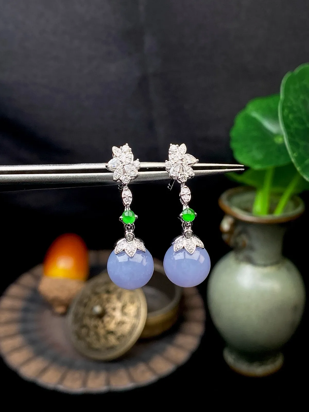 【冰种紫珠耳坠】质地细腻，色泽鲜亮，光泽度不错，18k金钻镶嵌，直径8.7毫米