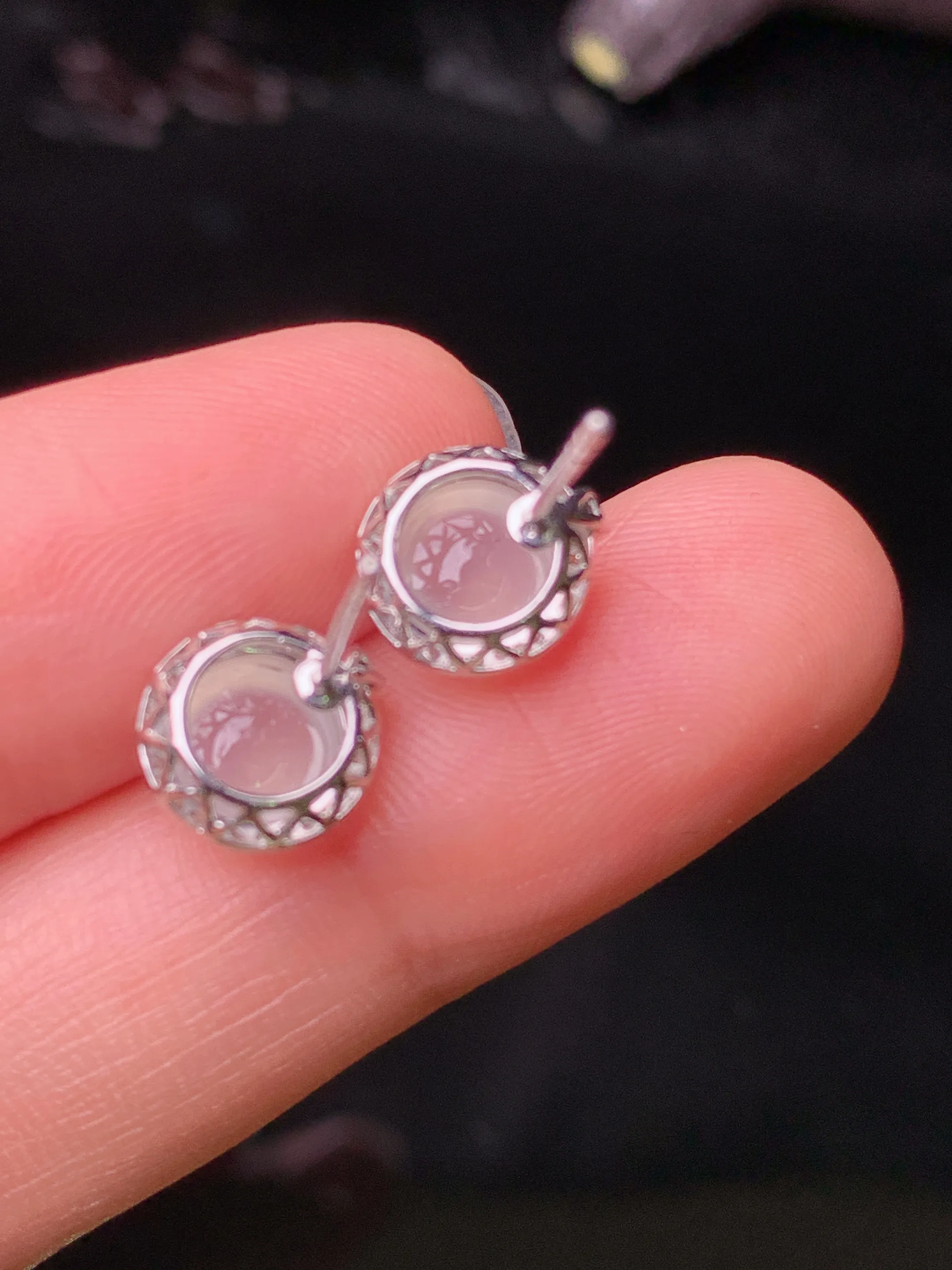 18k金钻镶嵌冰种蛋面耳钉 玉质细腻 水润亮眼 色泽艳丽 整体尺寸9.5*8.5*6.5