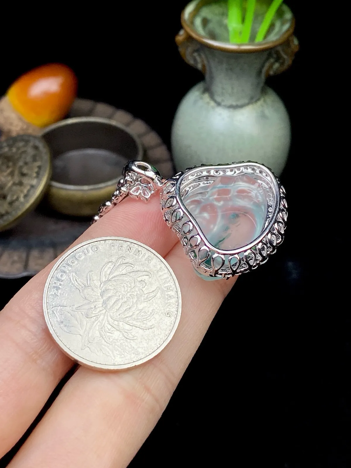 【冰种佛公吊坠】种水上乘，晶莹剔透，纯净通透，莹光感很强，18k金钻镶嵌，裸石尺寸17.1*25*4.8毫米