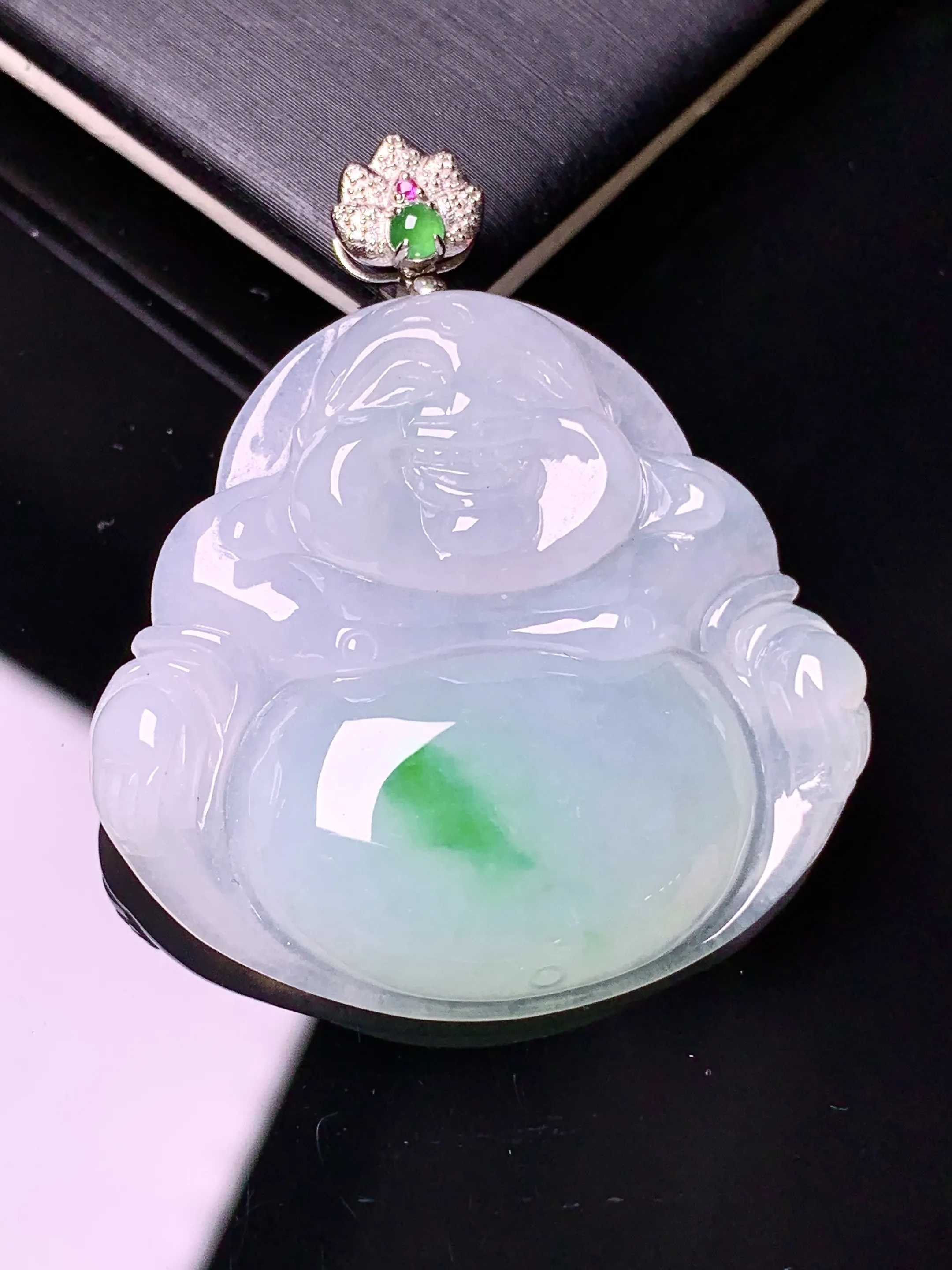 18k金钻镶嵌飘绿佛公吊坠 玉质细腻 水润亮眼 色泽艳丽 整体尺寸40.7*34.7*6.2