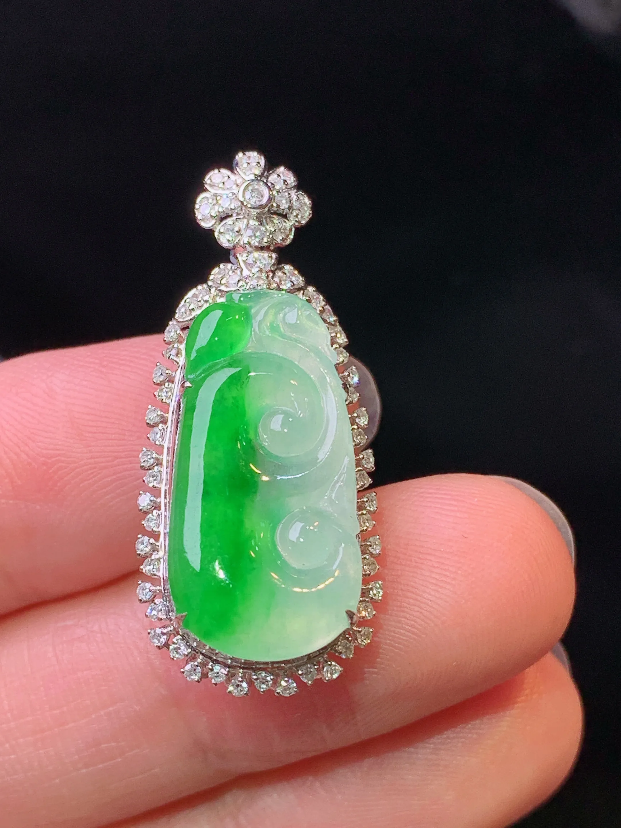 18k金钻镶嵌冰种飘绿如意吊坠 玉质细腻 水润亮眼 色泽艳丽 整体尺寸32.2*13.7*8.3