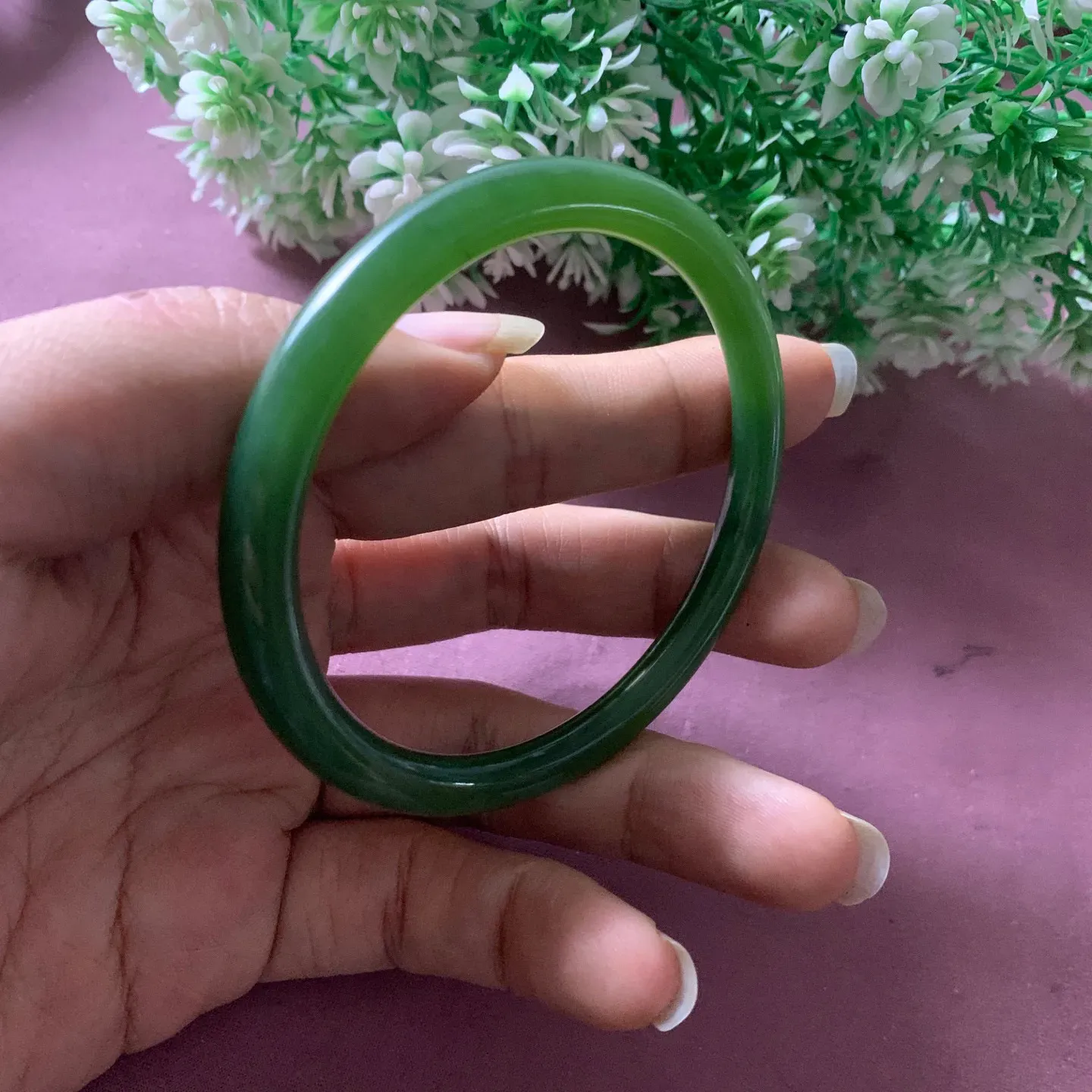 59.5圈口和田玉碧玉阳绿色猫眼圆条手镯【挽间柔情】，镯型古朴典雅。在诗情画意的雨巷相遇，你是我腕间的一抹风情，有你眸有深情.清风荡漾湖间静水，我愿俯身低眉，在烟波涟漪处寻你