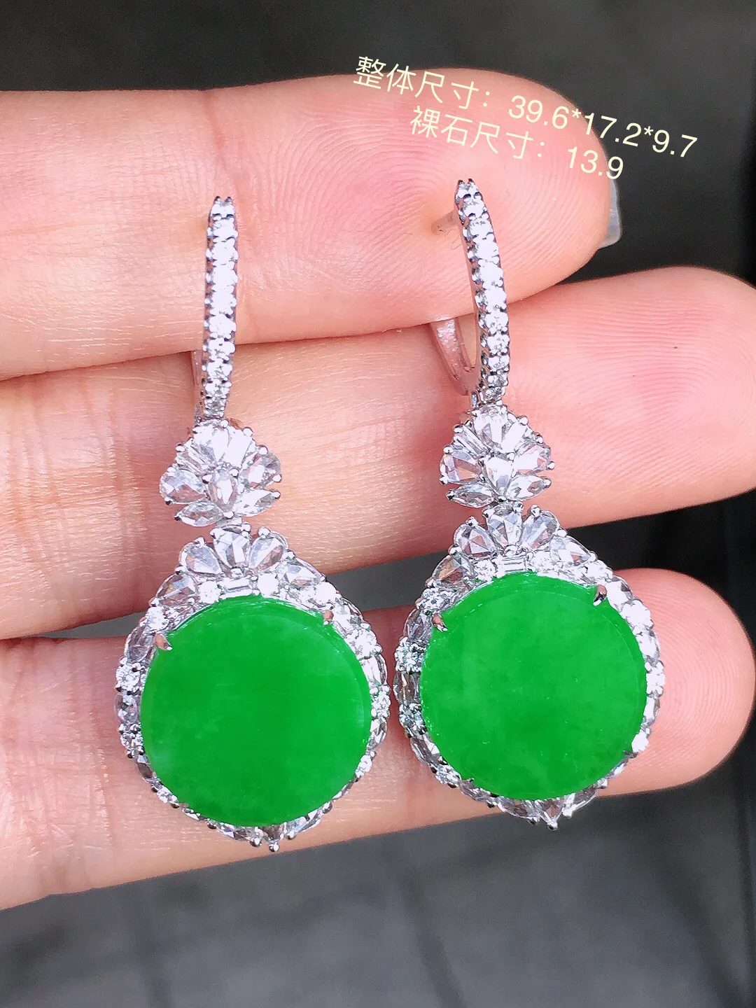 阳绿平安扣耳坠，色泽均匀艳丽，玉质细腻，荧光感超
强，饱满圆润，尽显优雅气质，18k
金豪华镶嵌