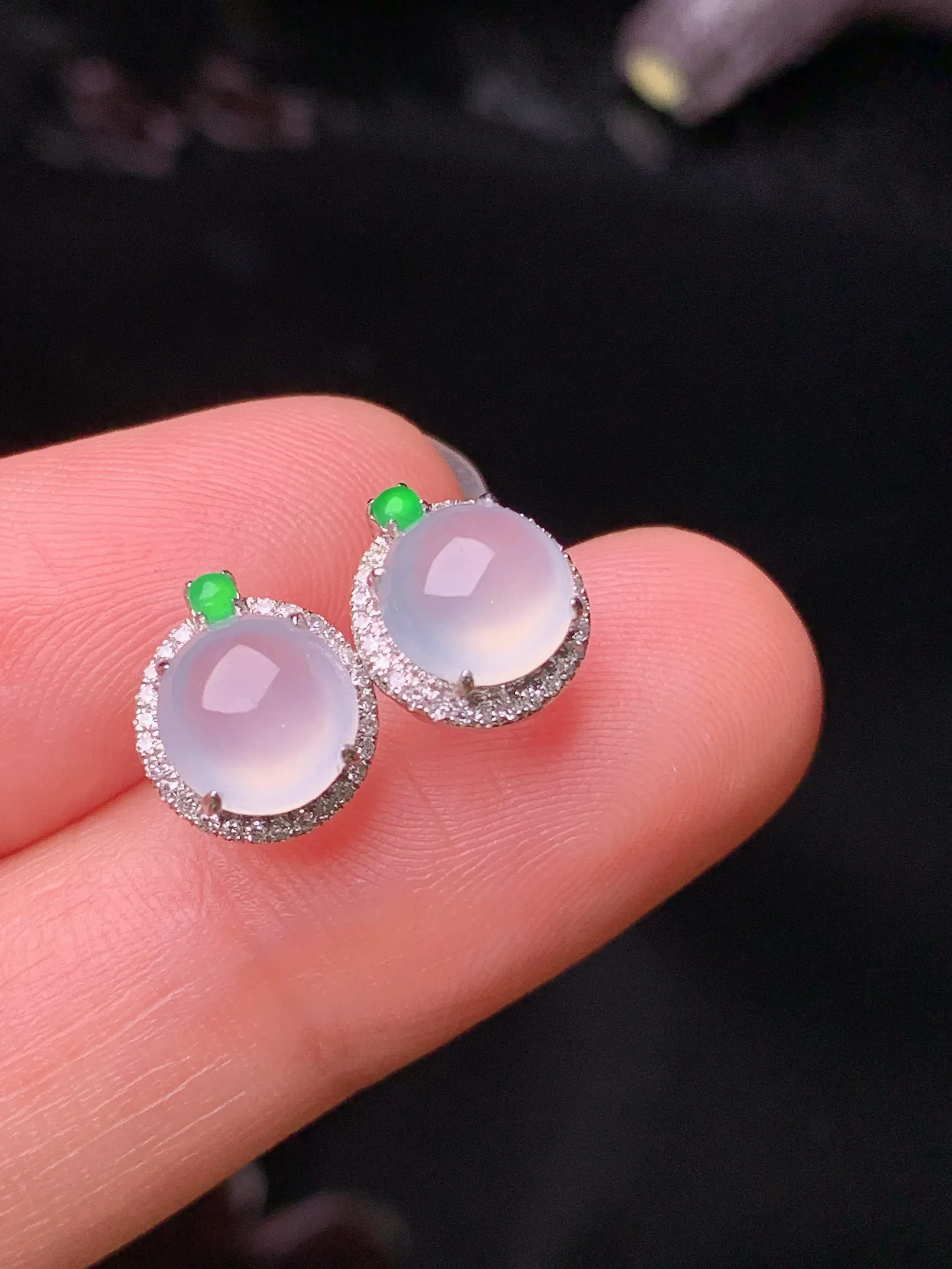 18k金钻镶嵌冰种蛋面耳钉 玉质细腻 水润亮眼 色泽艳丽 整体尺寸9.5*8.5*6.5