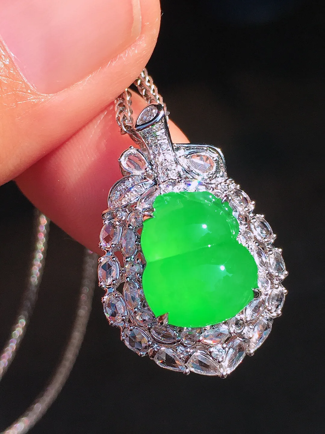 阳绿葫芦吊坠，色泽均匀艳丽，玉质细腻，荧光感超
强，饱满圆润，尽显优雅气质，18k
金豪华镶嵌