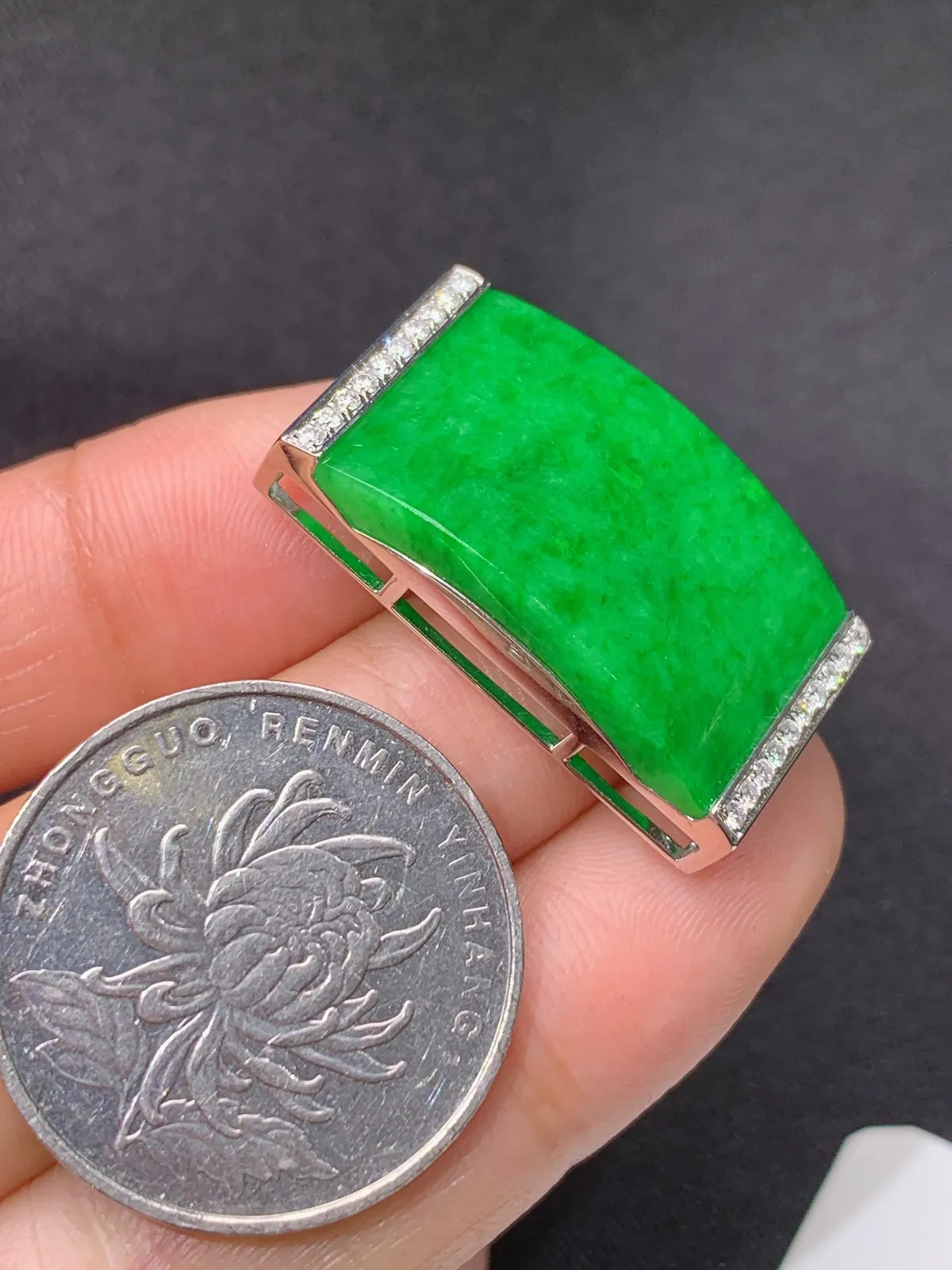 阳绿弯条吊坠手牌 18k金镶嵌，冰润色阳，种老水足，xu 尺寸28.5*15.2*8.1