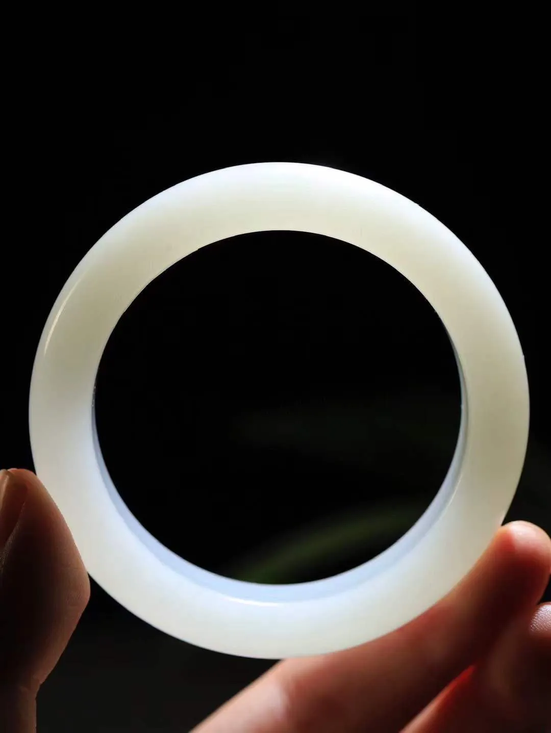 【一见钟情·手镯】

收藏级和田玉白玉手镯。镯型饱满，温润细腻，脂润沁香。️执一卷书，沏一盏茶，着一袭裙，戴一只镯。淡淡浅笺，素心若兰，静赏玉中诗画。悠悠岁月，芊手轻摘，盛满诗样芳华。重72.5克   内径圈口54.5mm 尺寸15.8-9.6mm  FDA-11125833