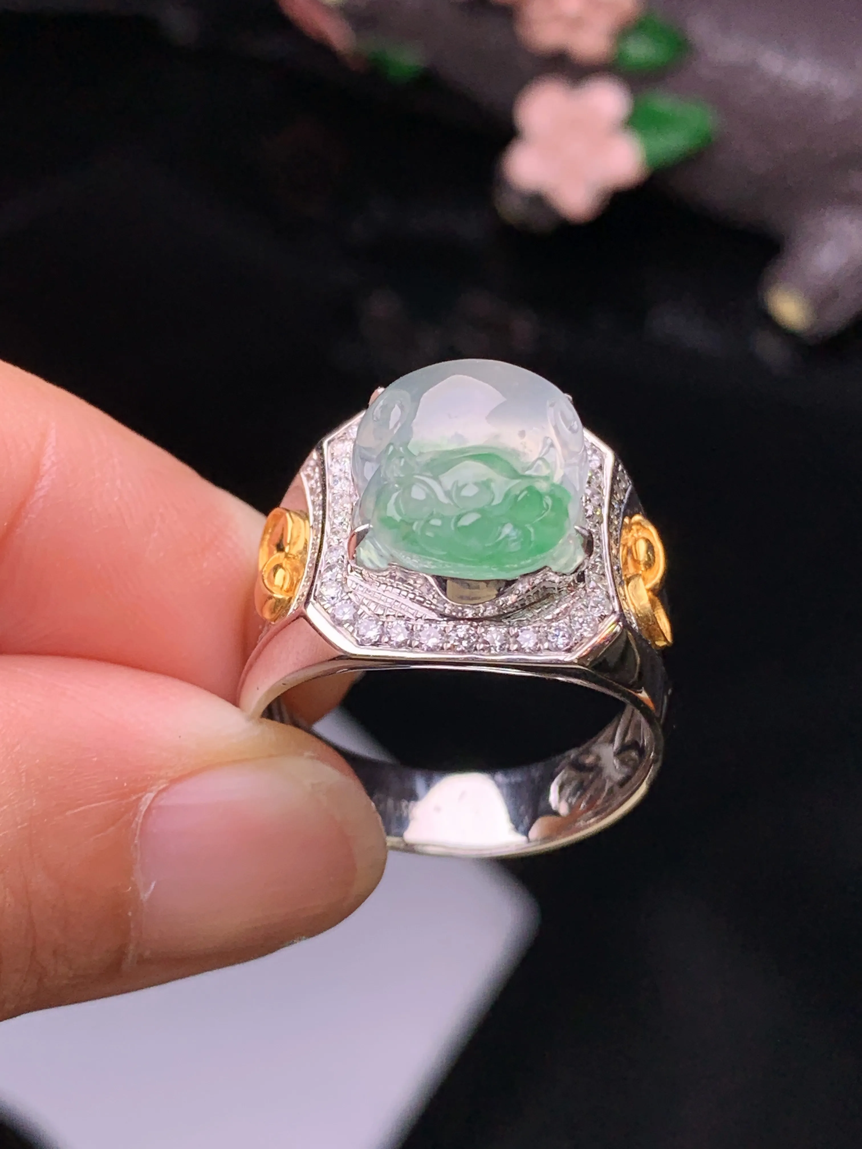 18k金钻镶嵌冰种飘绿貔貅戒指 玉质细腻 水润亮眼 色泽艳丽 圈口20 裸石尺寸13.6*11.2*